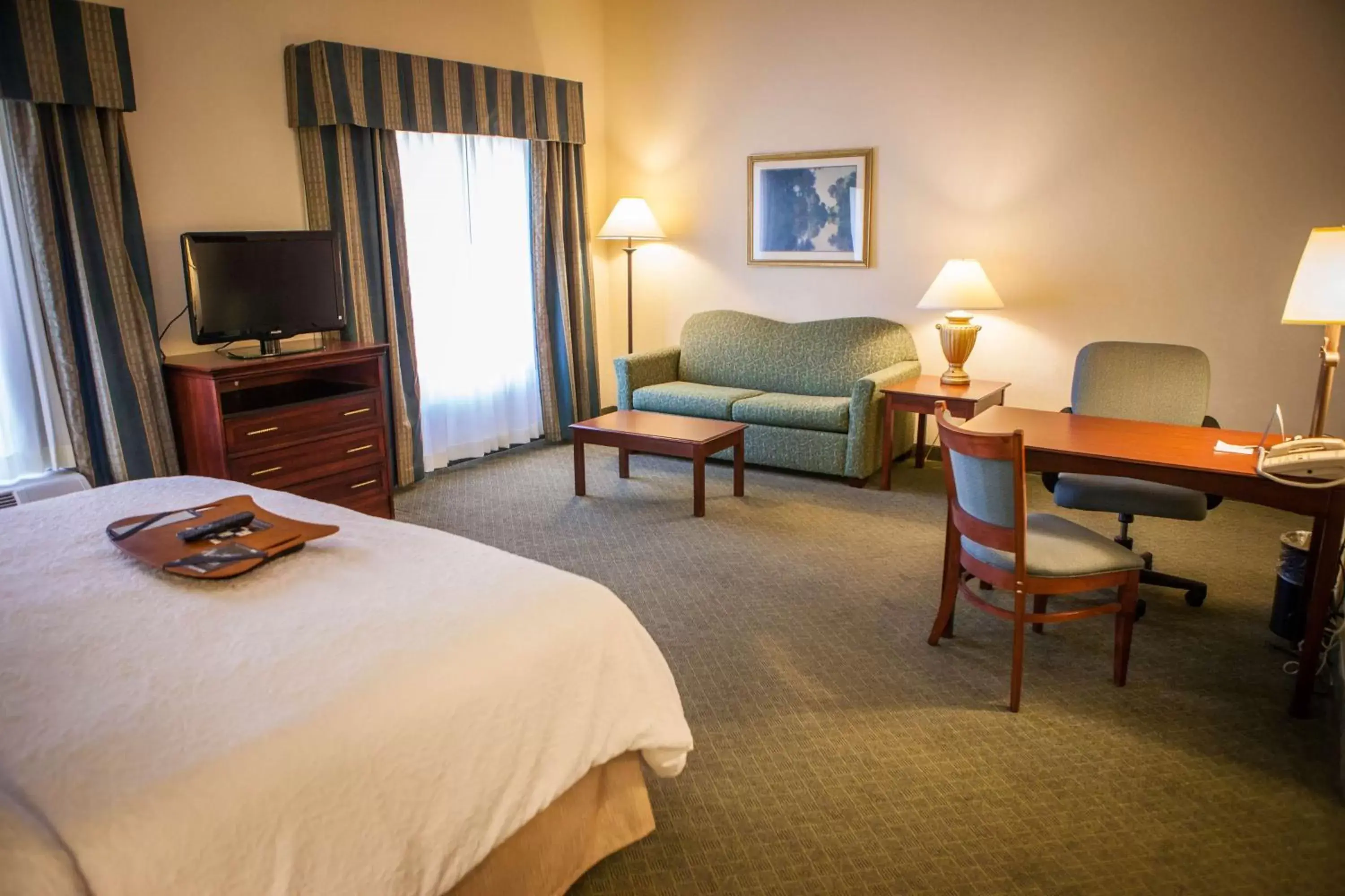 Bed, Seating Area in Hampton Inn & Suites, Springfield SW