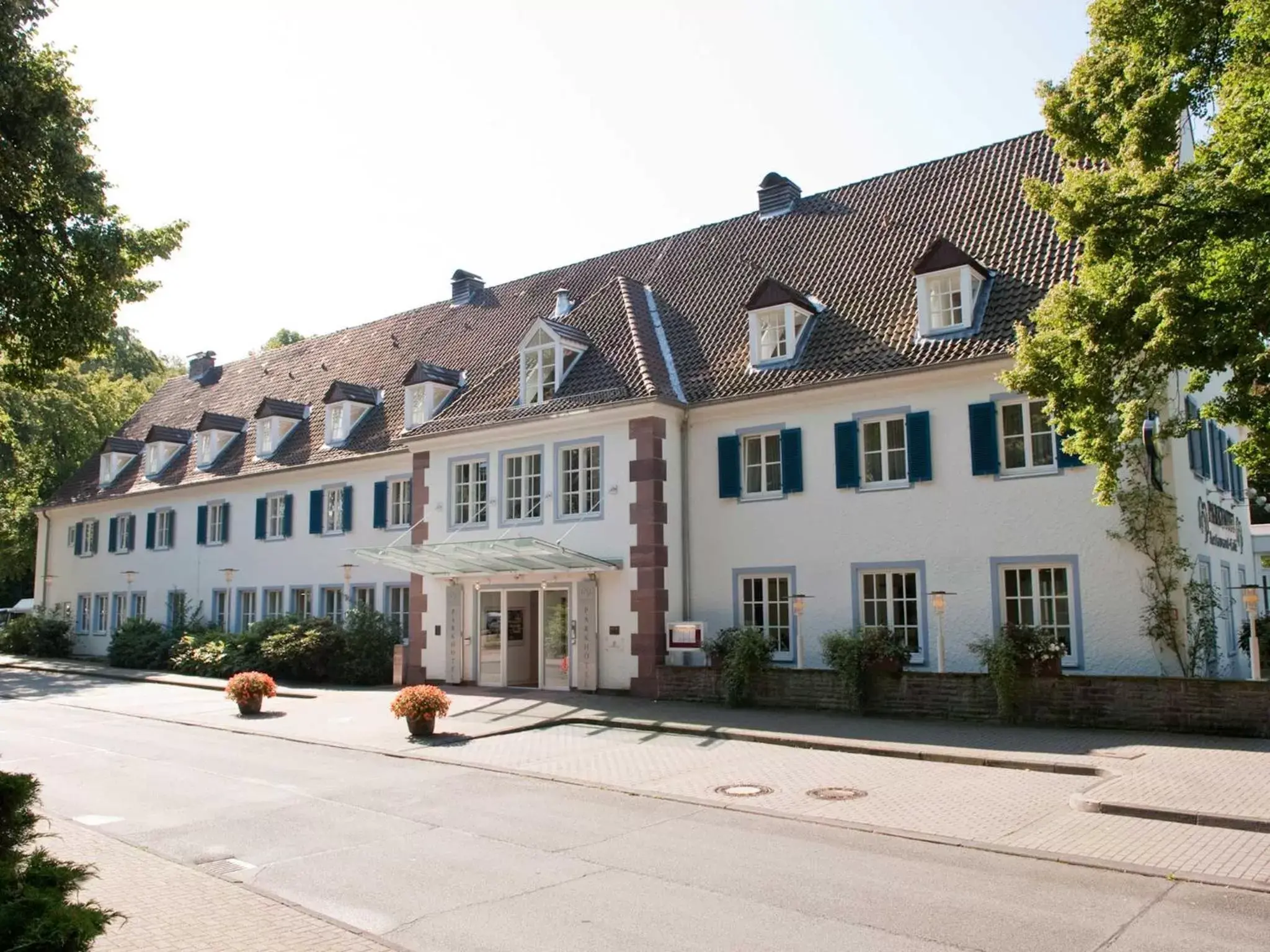 Facade/entrance, Property Building in Parkhotel Wolfsburg