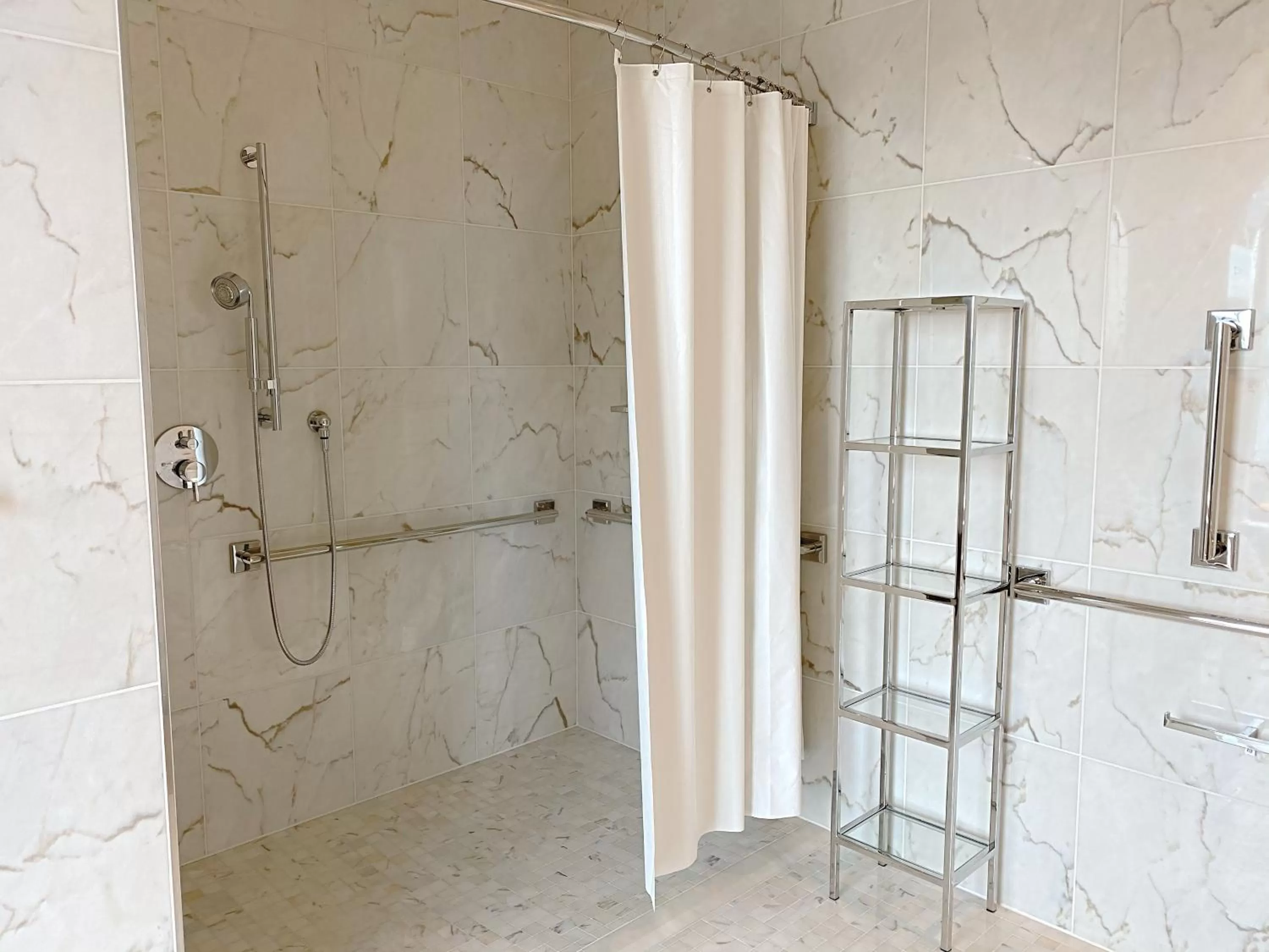 Shower in Lotte Hotel Seattle