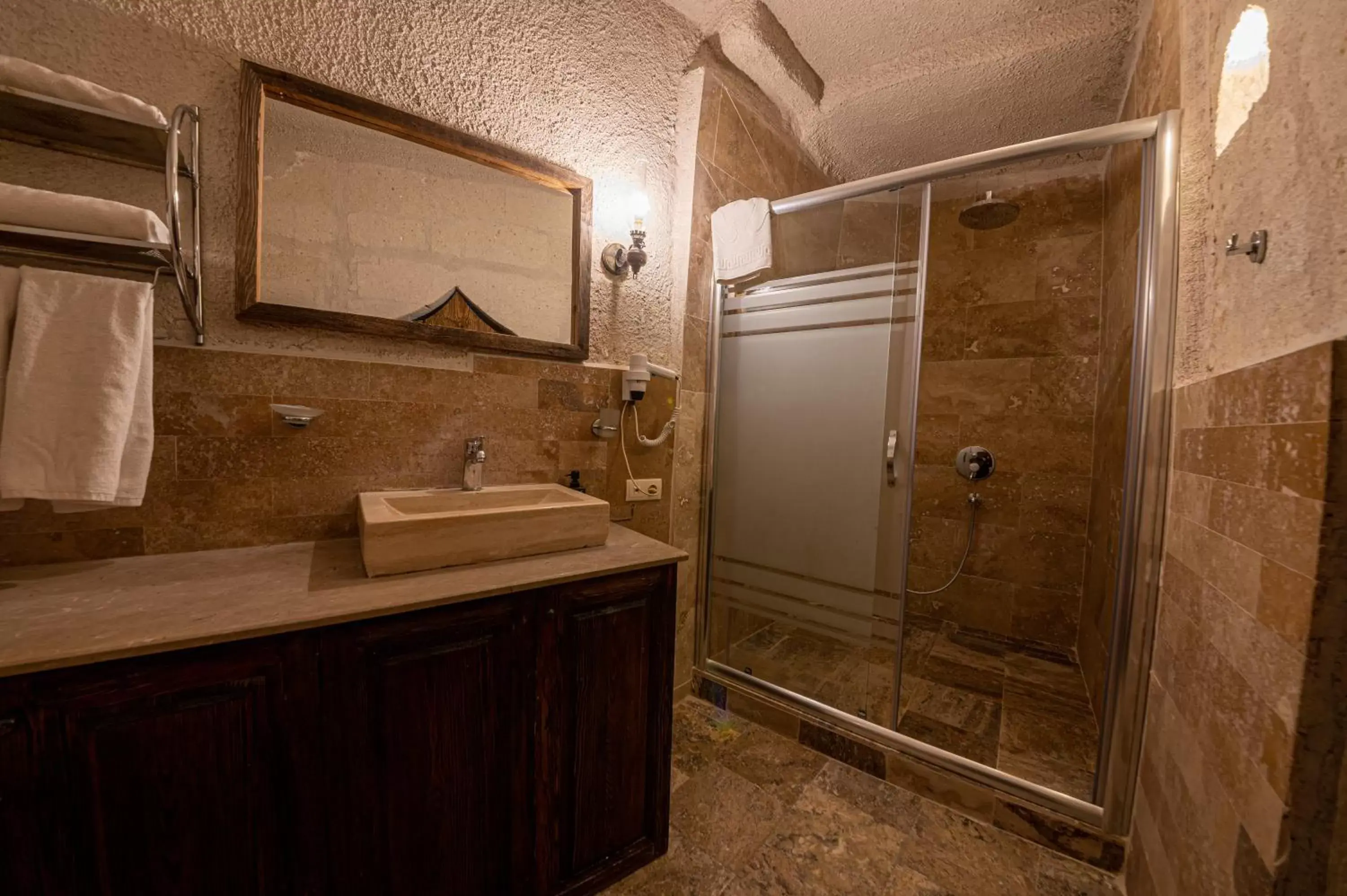 Shower, Bathroom in Hidden Cave Hotel
