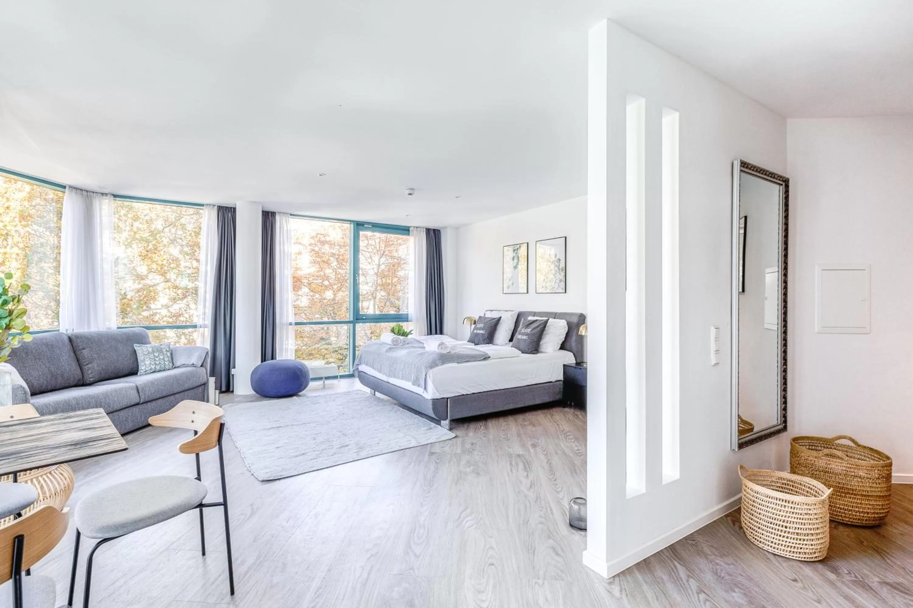 Living room, Bed in Limehome Köln Friesenplatz - Digital Access