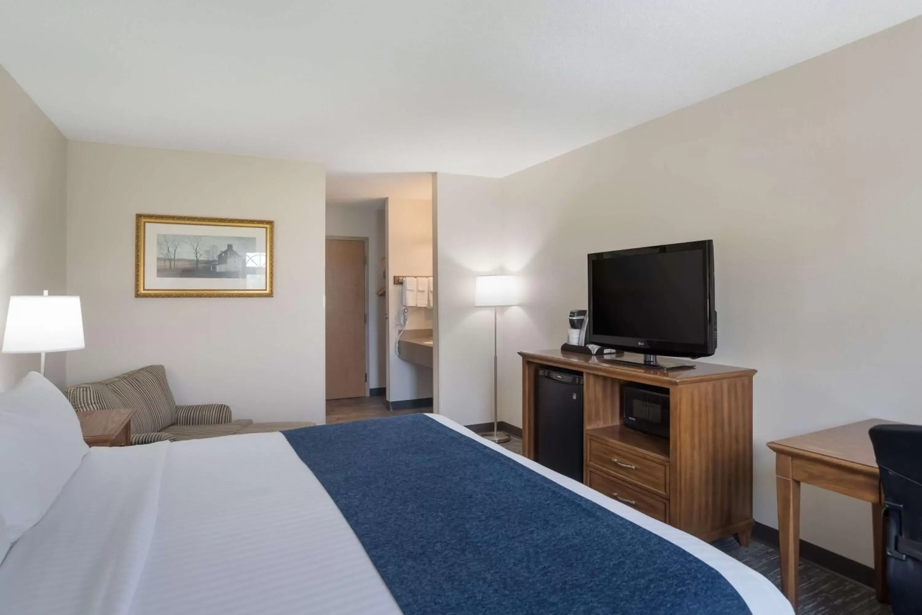 Bedroom, Bed in SureStay Plus Hotel by Best Western Elizabethtown Hershey