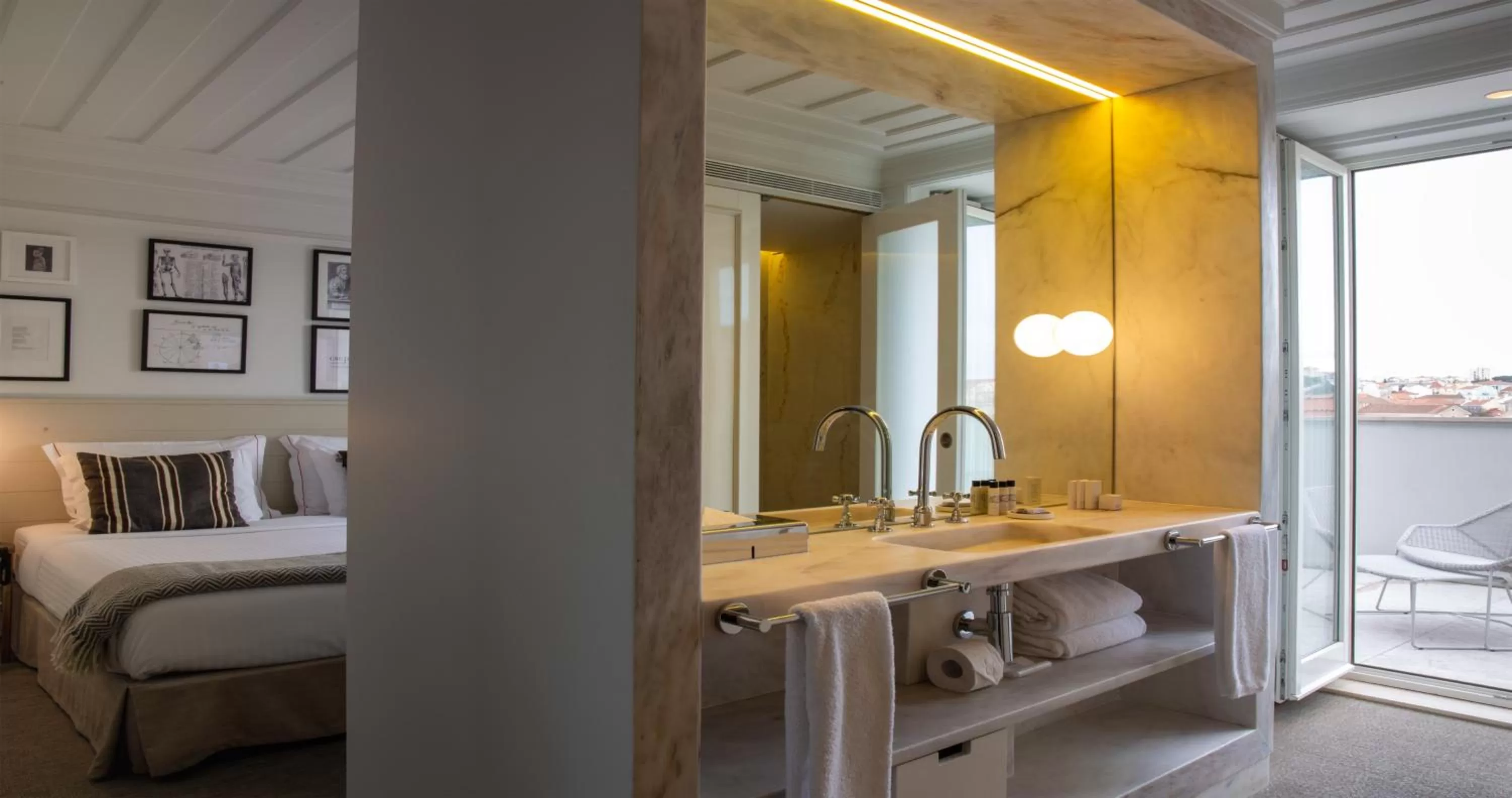 Bathroom, Bed in Lisboa Pessoa Hotel