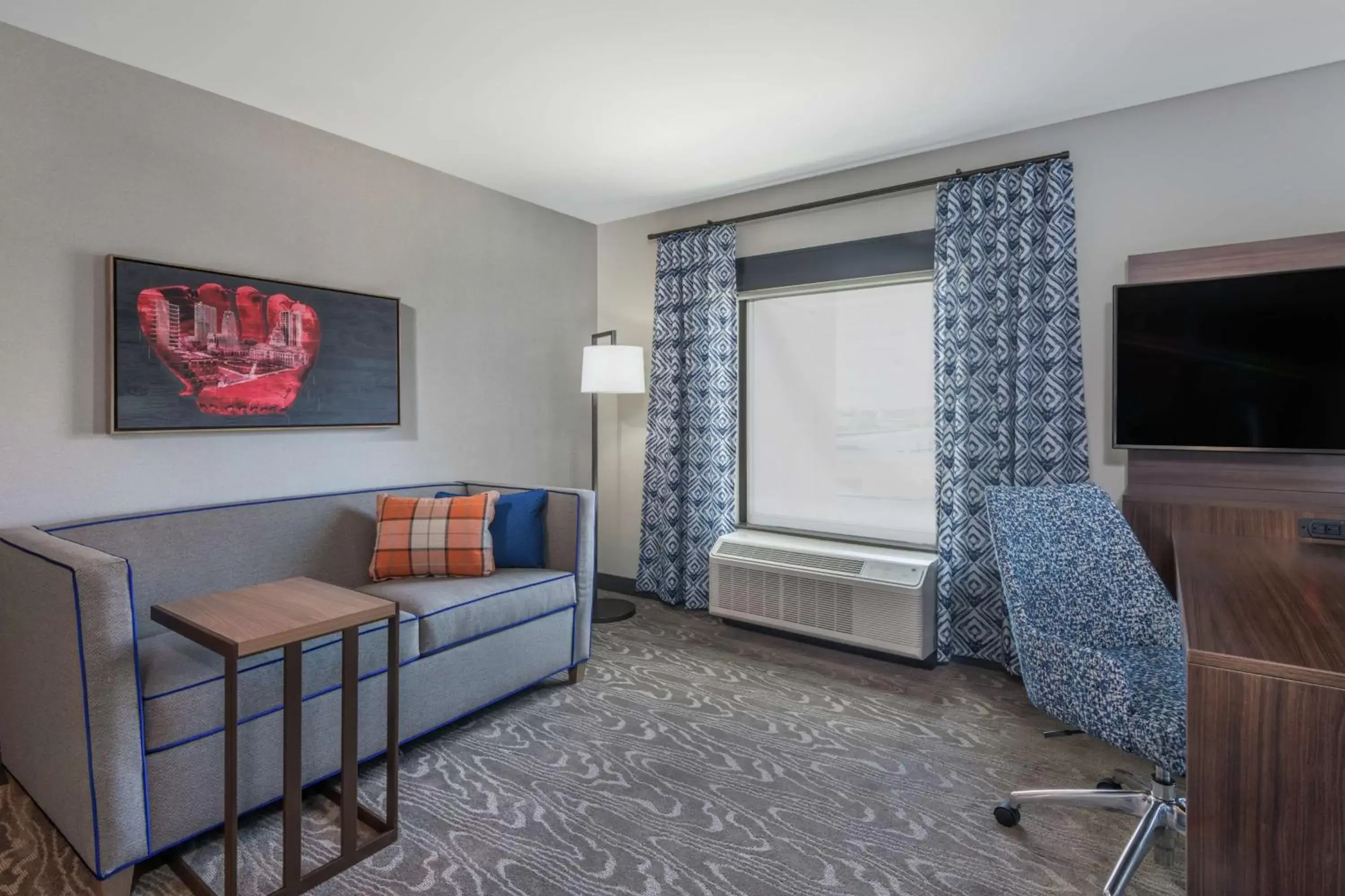 Bed, Seating Area in Hampton Inn & Suites Fort Wayne Downtown