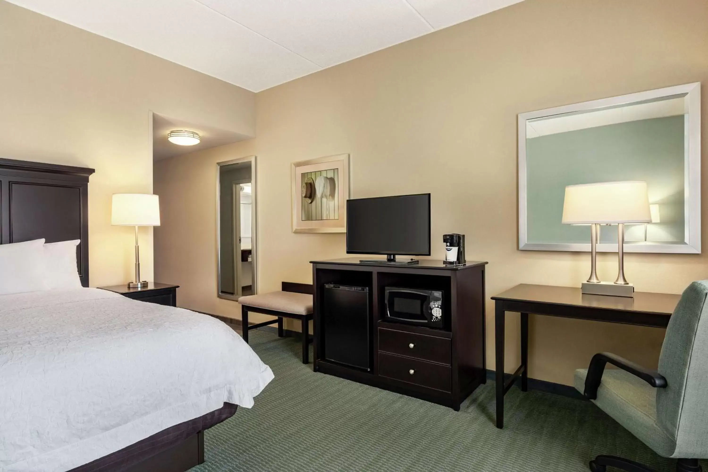 Bedroom, TV/Entertainment Center in Hampton Inn & Suites Mount Joy/Lancaster West, Pa