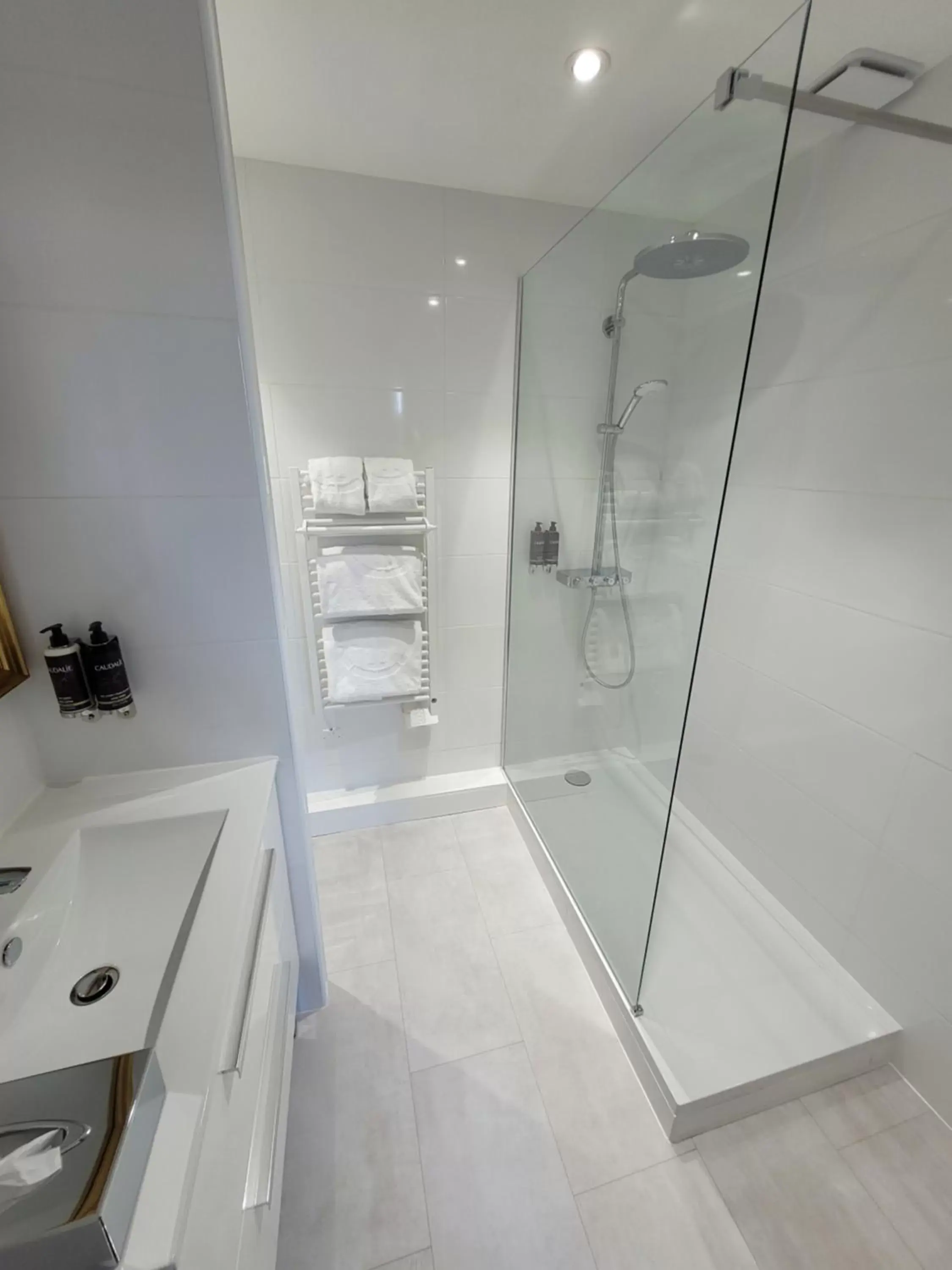 Shower, Bathroom in Le Manoir Saint Thomas