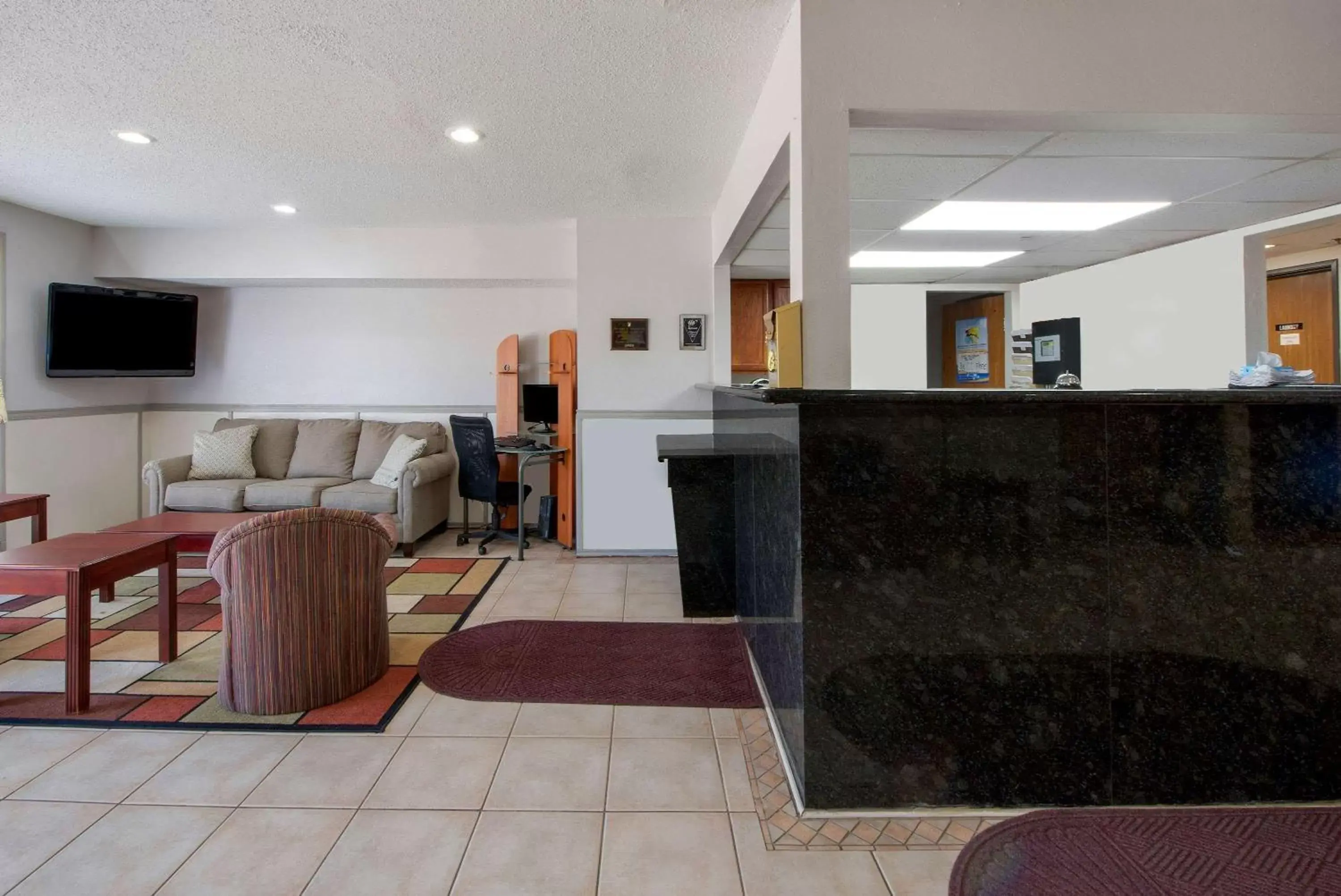 Lobby or reception in Super 8 by Wyndham College Station