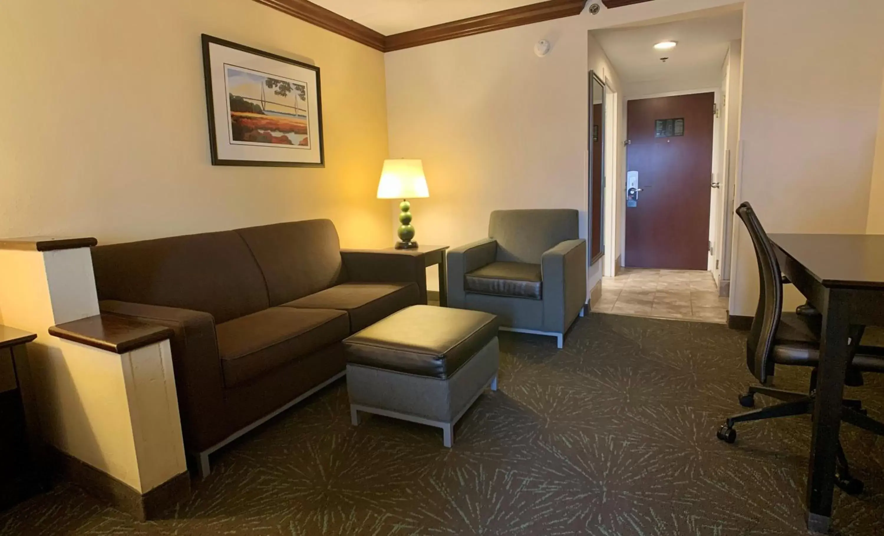 Photo of the whole room, Seating Area in Holiday Inn Express Hotel & Suites Charleston-Ashley Phosphate, an IHG Hotel