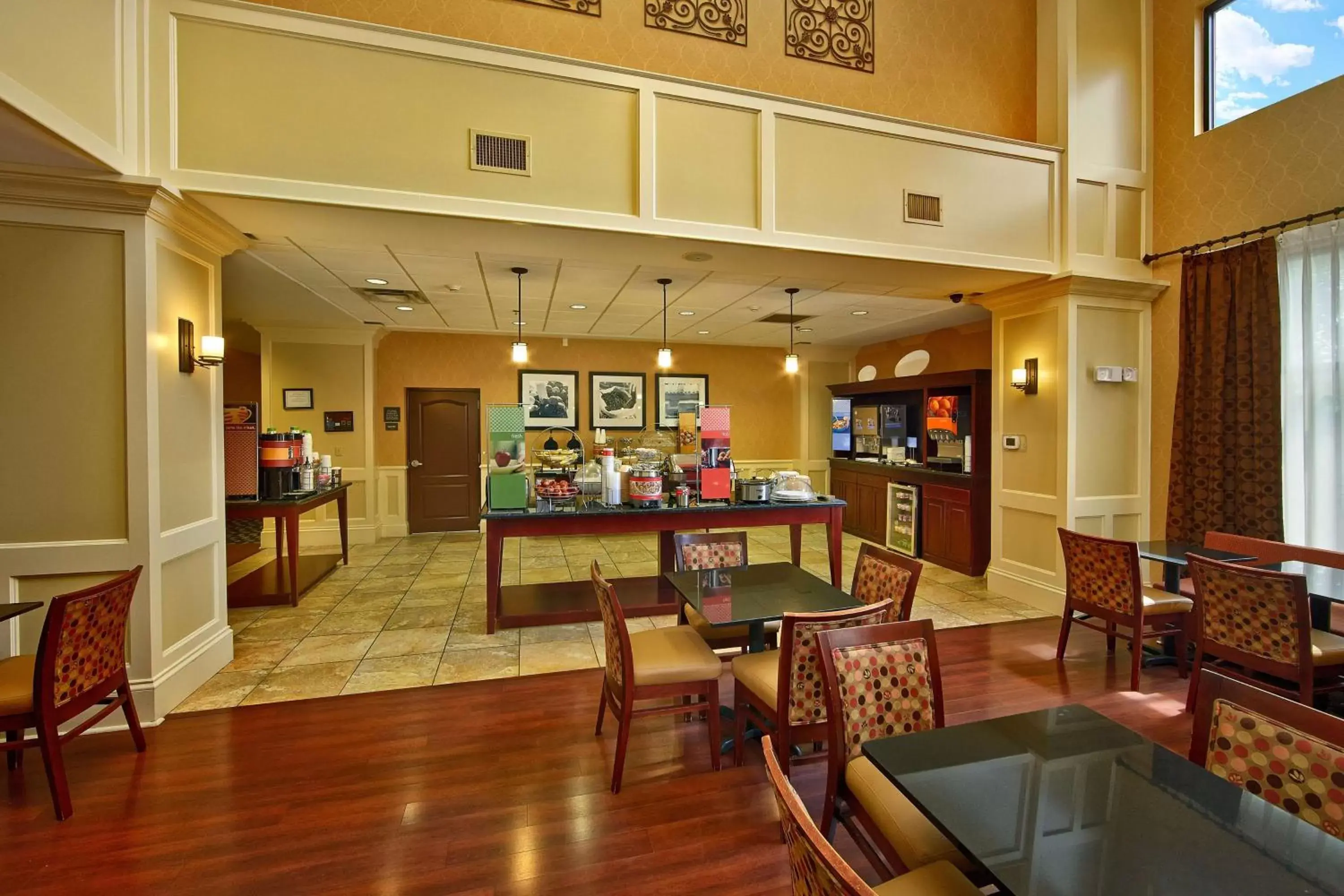 Dining area, Restaurant/Places to Eat in Hampton Inn & Suites Sevierville at Stadium Drive