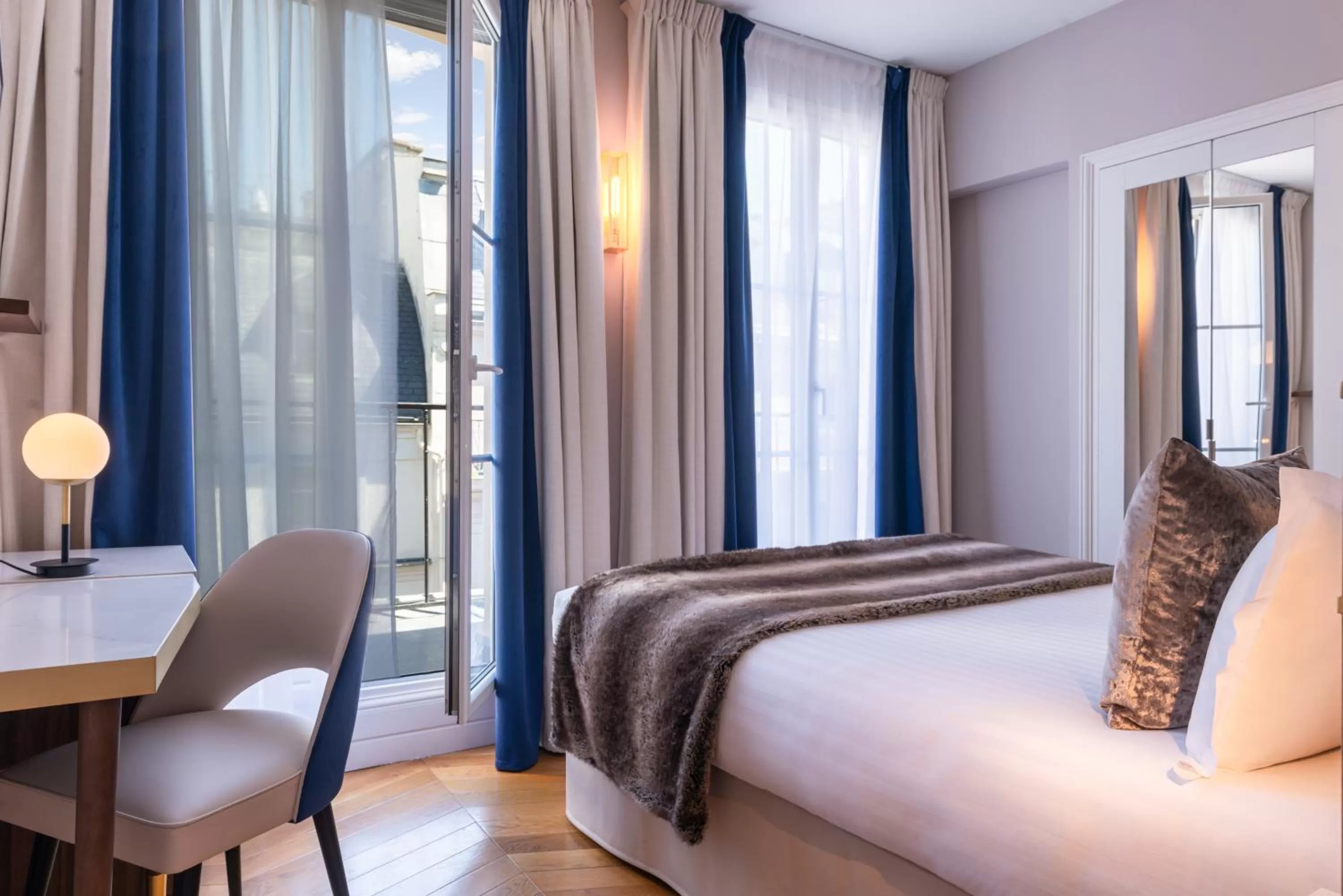 Bedroom, Bed in Lord Byron