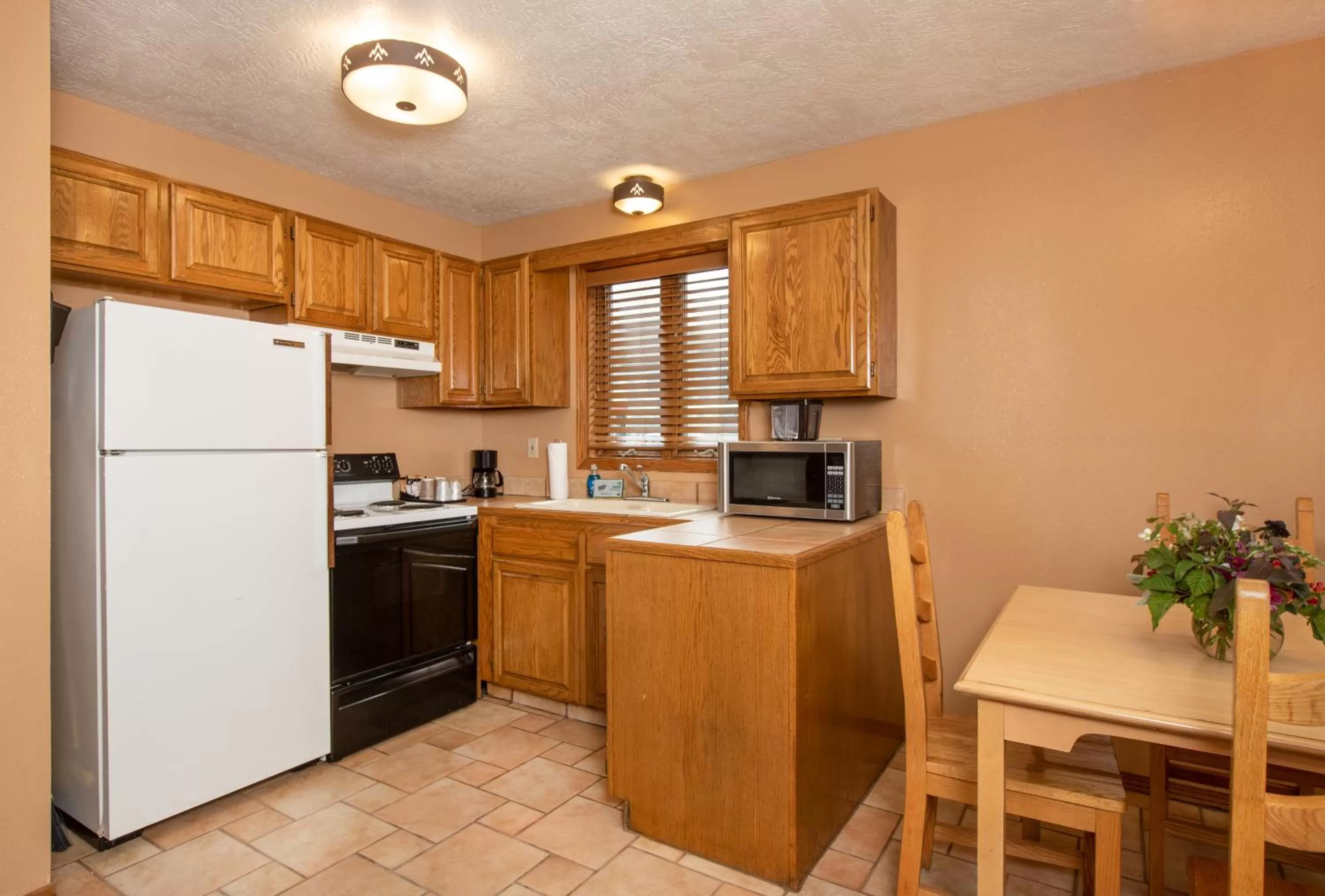 Kitchen or kitchenette in Flat Creek Inn