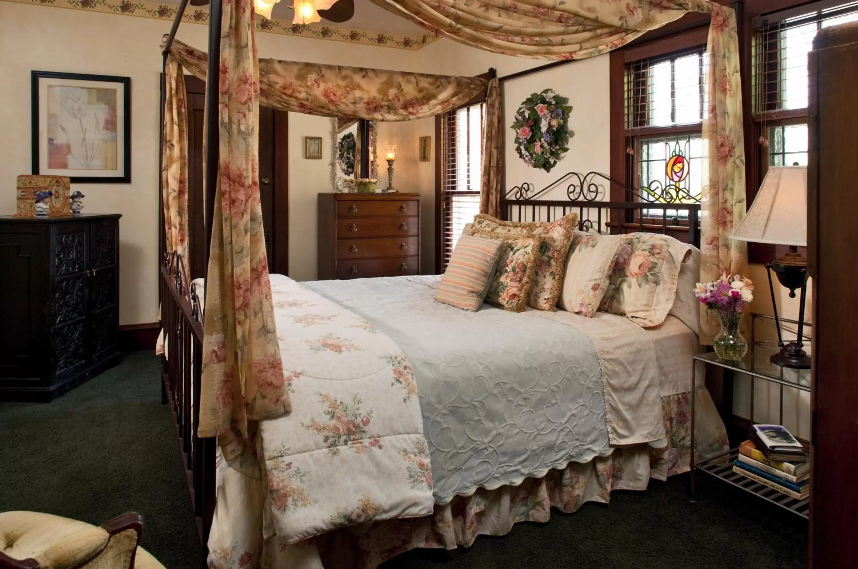 Bed in Cliff Cottage Inn