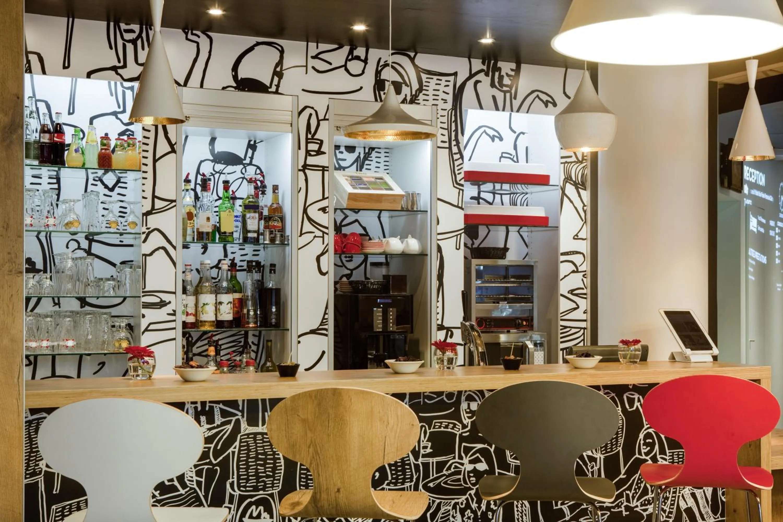 Restaurant/places to eat in ibis Paris Porte de Clichy Centre