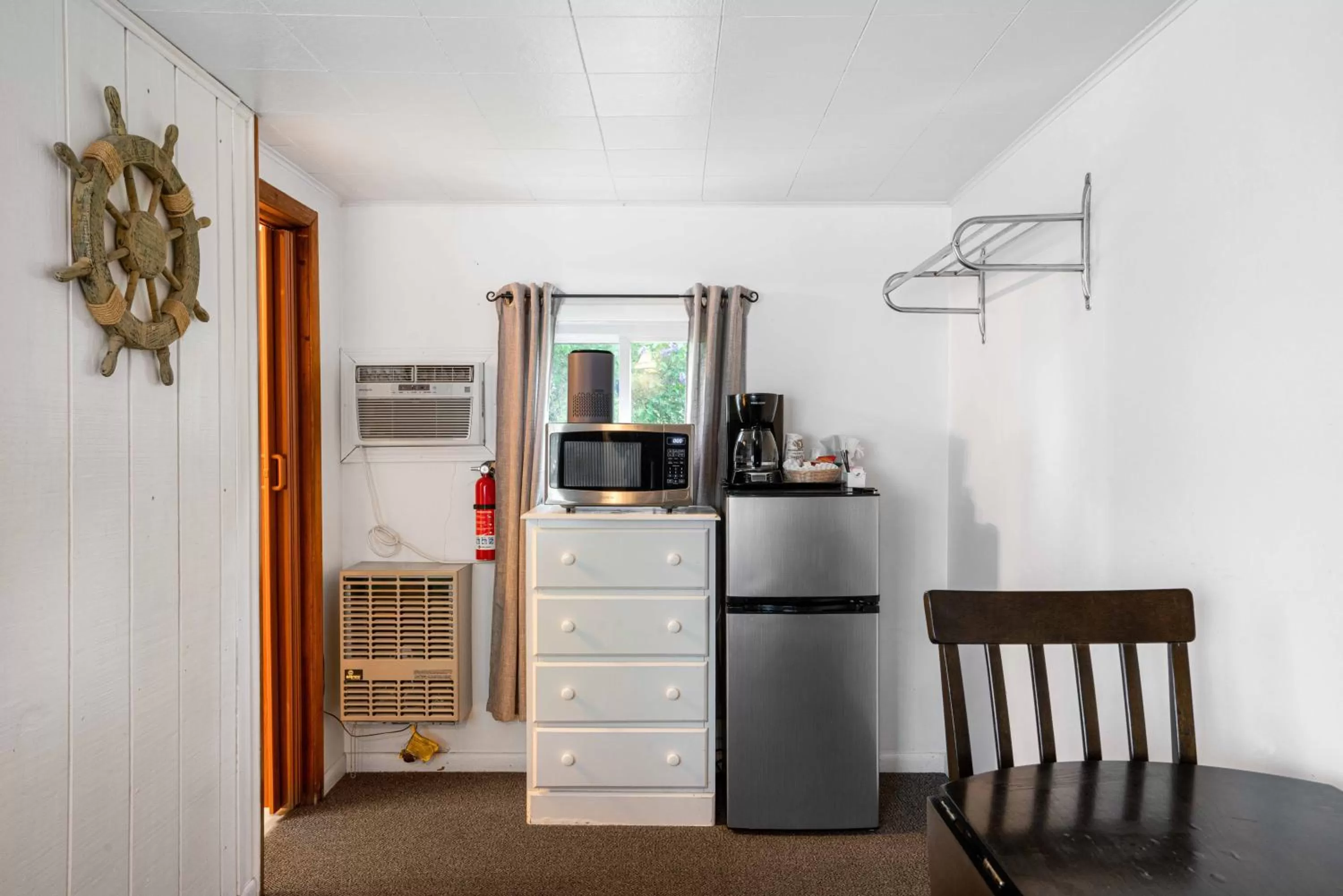 Coffee/tea facilities, TV/Entertainment Center in South Arm Retreats