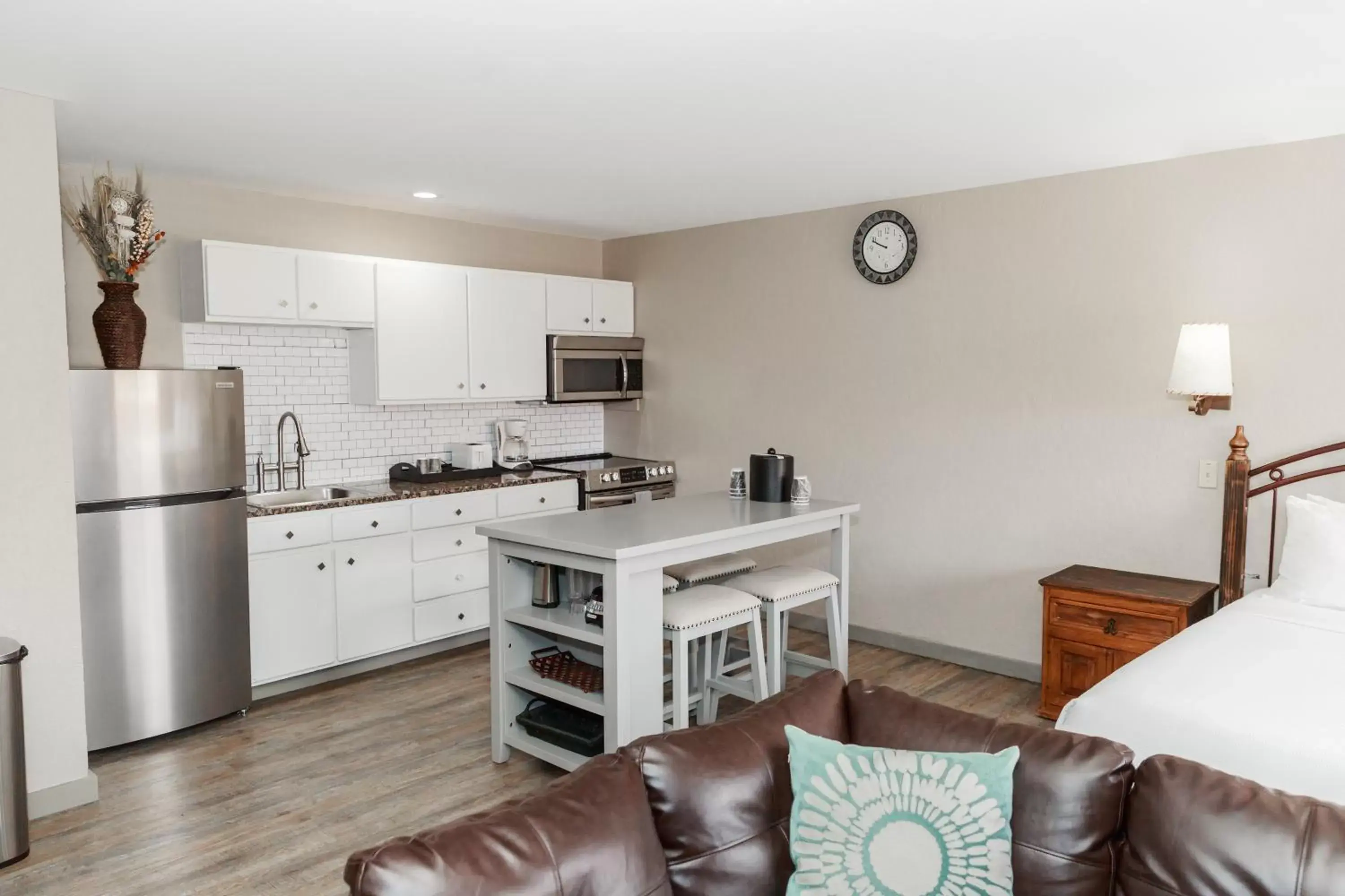 Kitchen or kitchenette, Kitchen/Kitchenette in Aarchway Inn