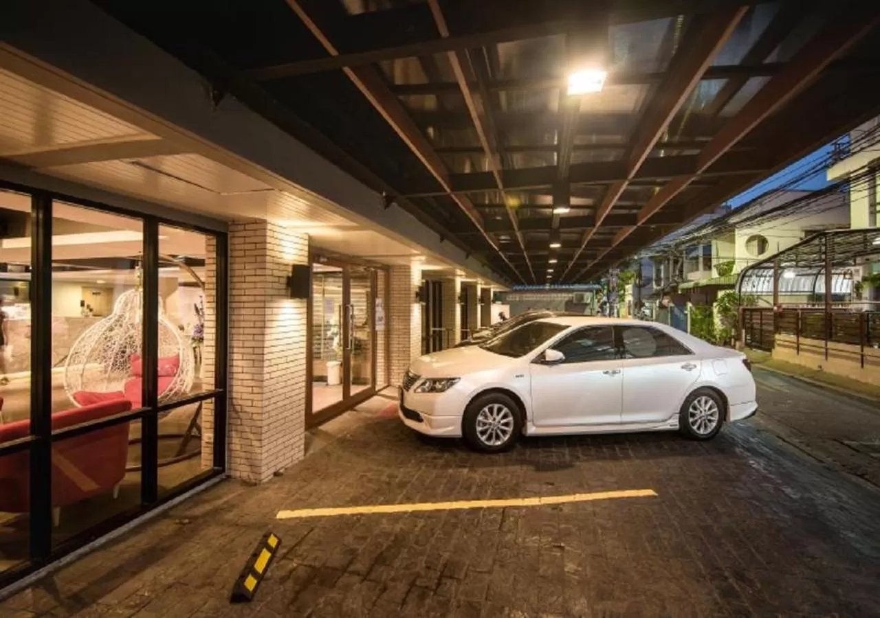 Facade/entrance in Ratchada Point Hotel