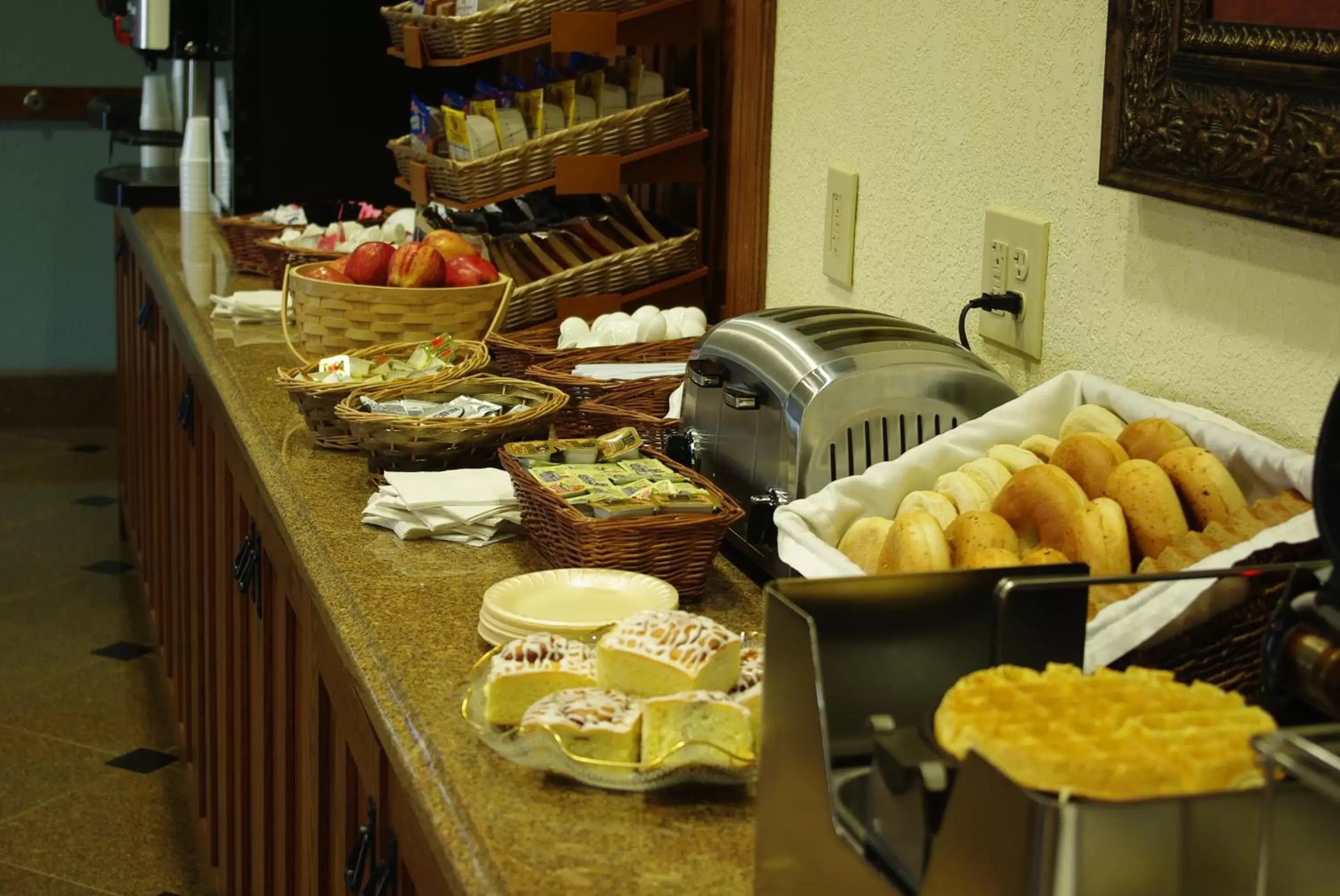 Food and drinks in Mountain Inn & Suites Airport - Hendersonville