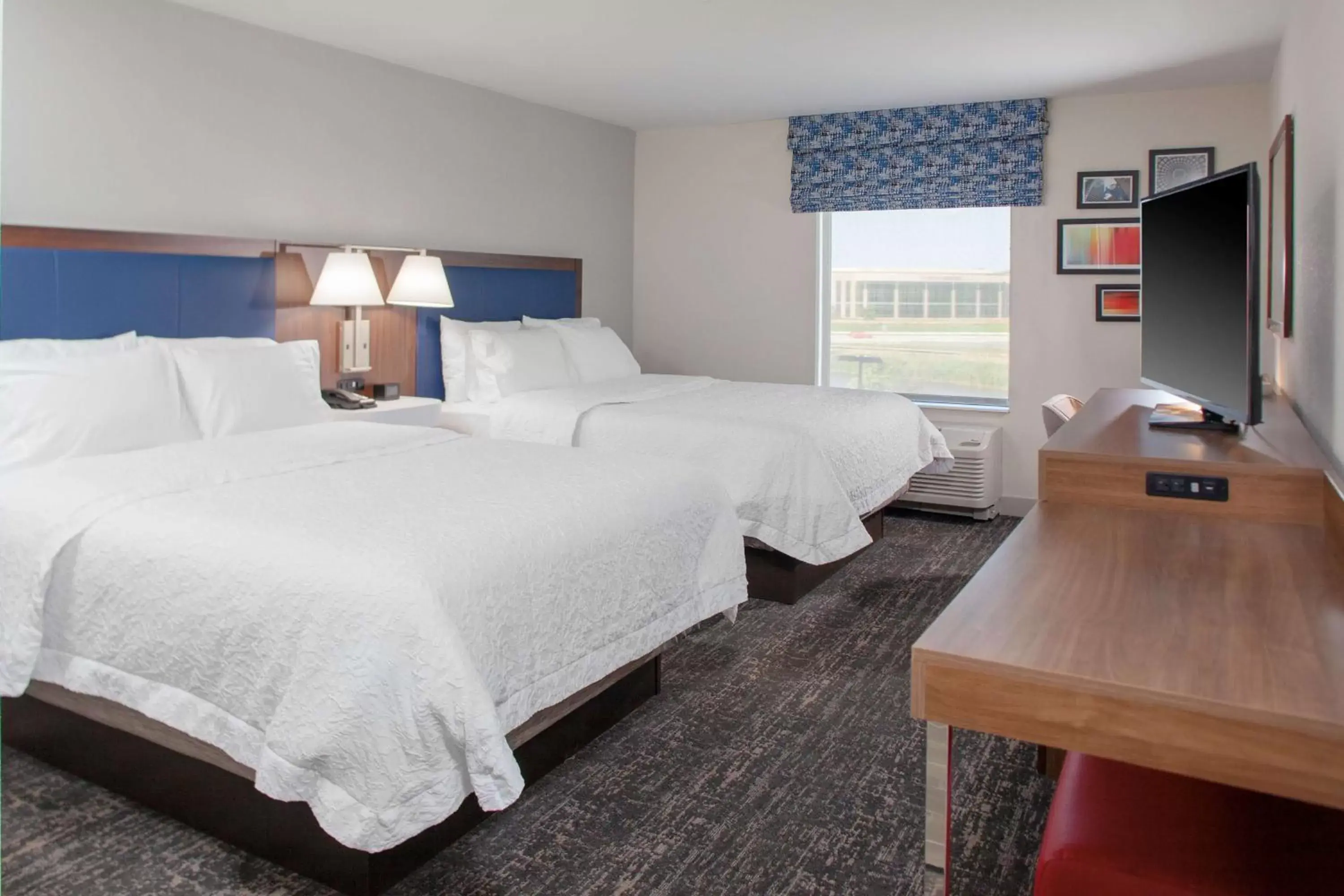 Bed in Hampton Inn & Suites Chicago-Burr Ridge