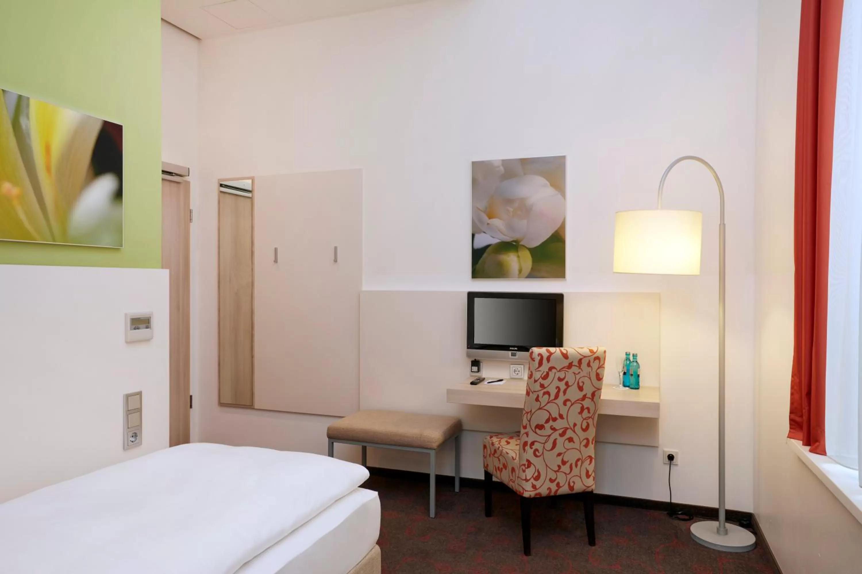 Photo of the whole room, Bed in H+ Hotel München