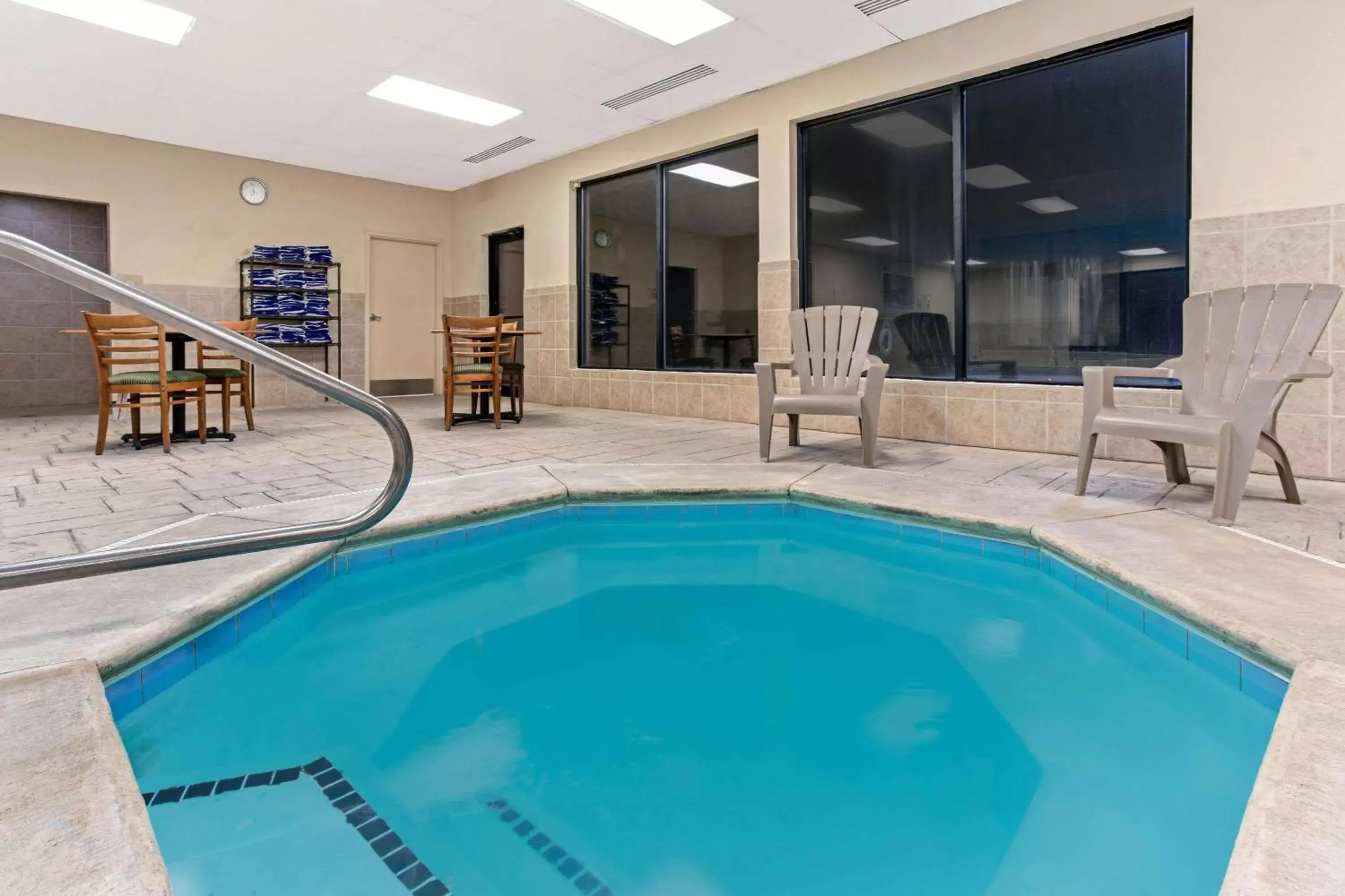 Hot Tub, Swimming Pool in La Quinta by Wyndham Casper Event Center Area