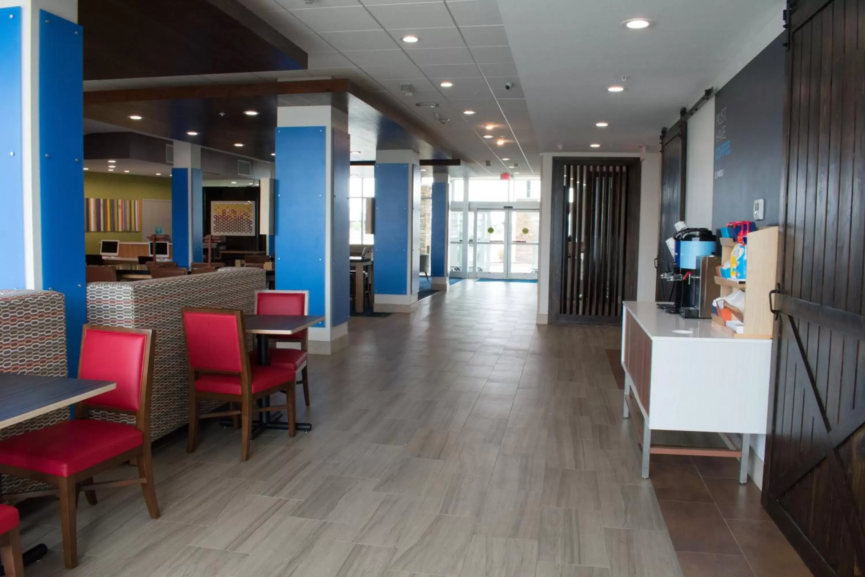 Breakfast, Lobby/Reception in Holiday Inn Express & Suites West Memphis, an IHG Hotel