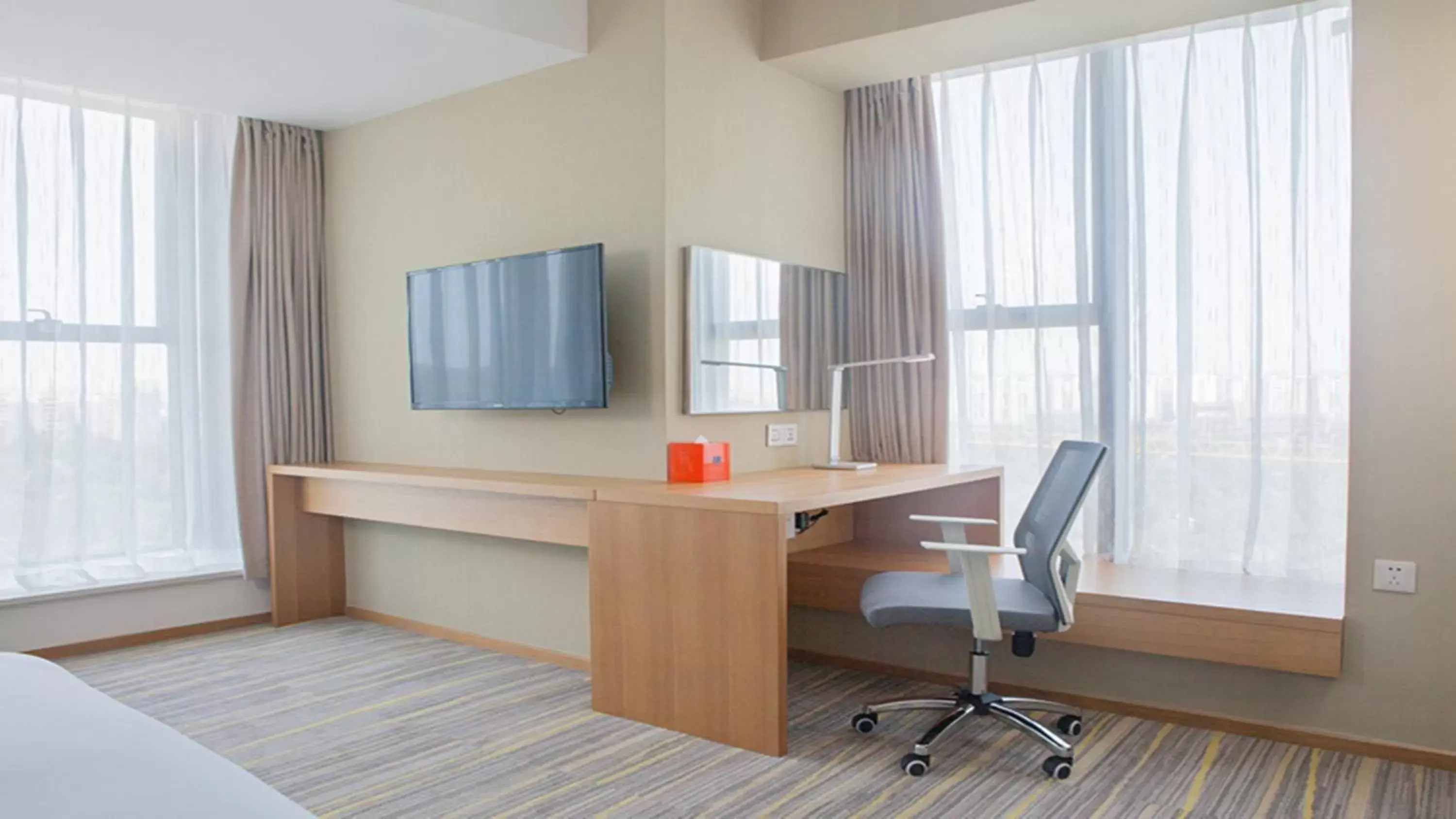 Photo of the whole room, TV/Entertainment Center in Holiday Inn Express Chengdu Airport Zone(Chengdu Shuangliu International Airport Branch), an IHG Hotel