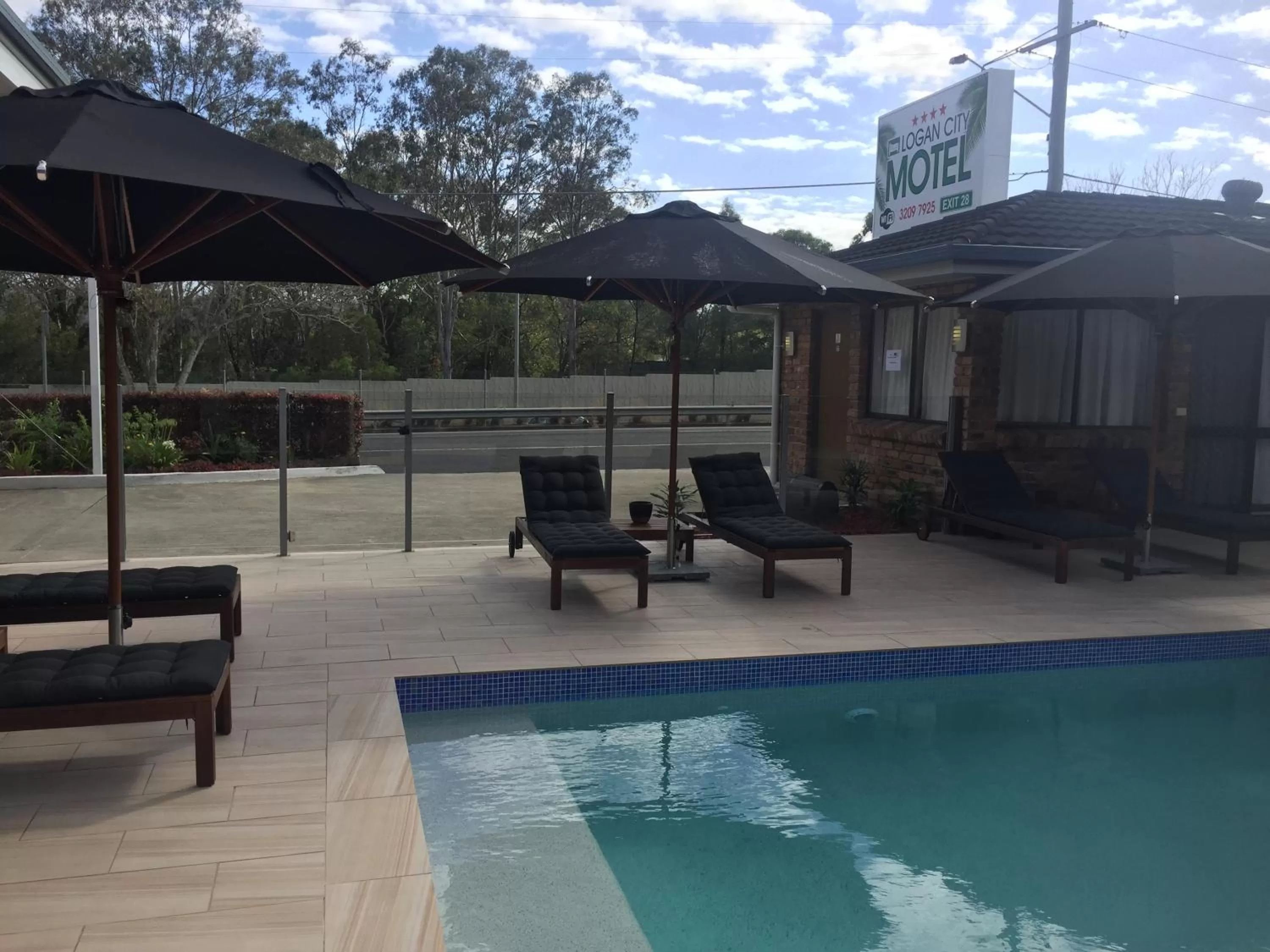 Swimming pool in Logan City Motor Inn