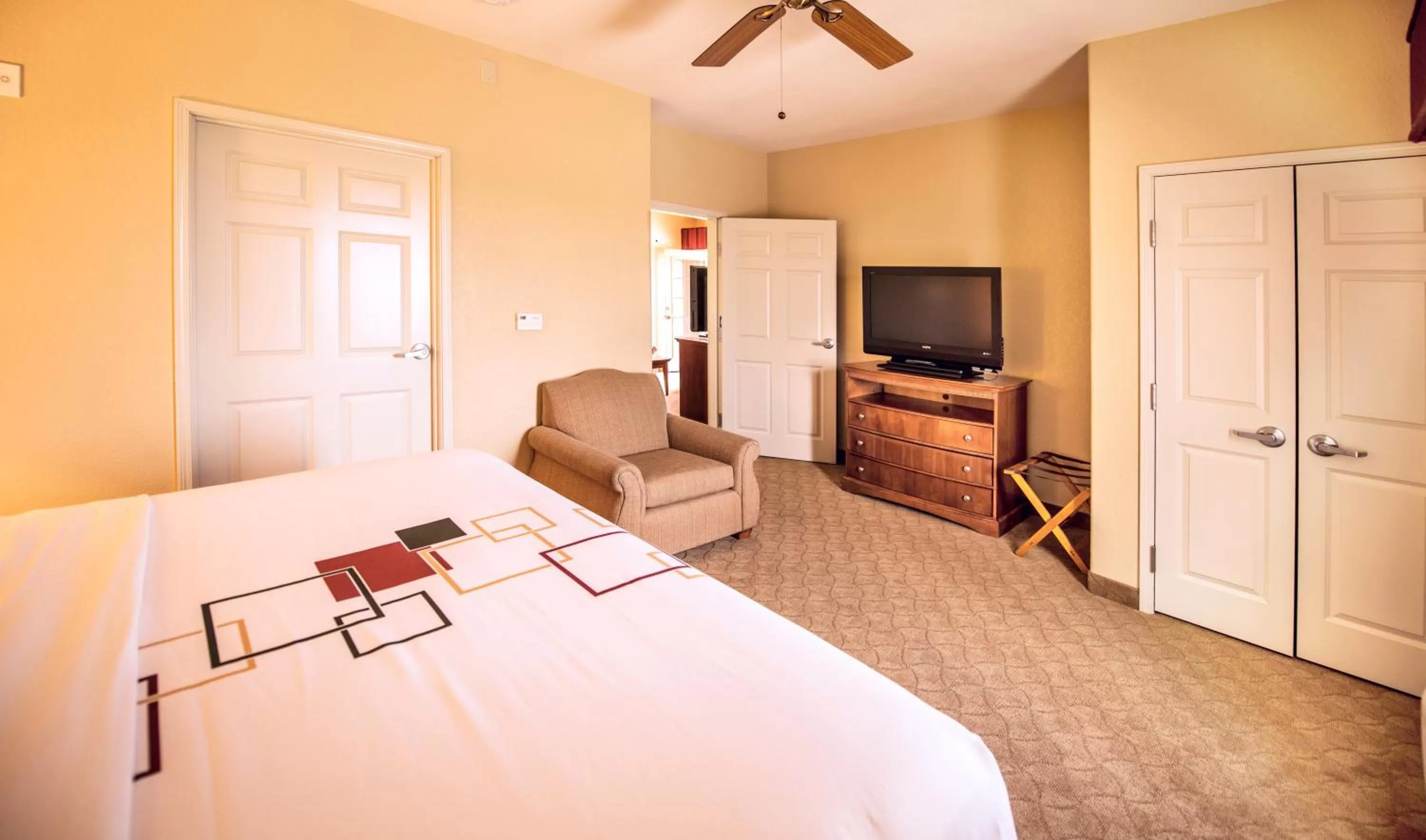 Bedroom, Bed in La Quinta by Wyndham Marble Falls