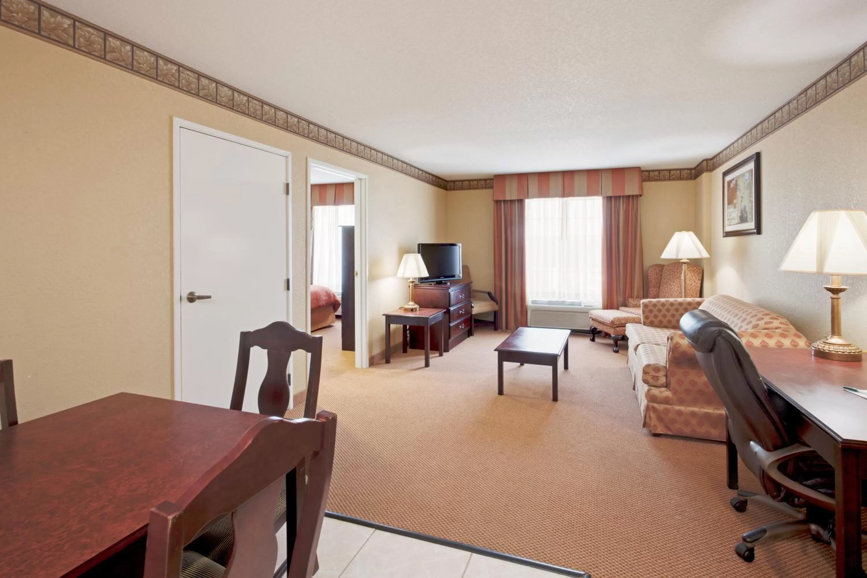 Living room, Bed in Country Inn & Suites by Radisson, Hot Springs, AR