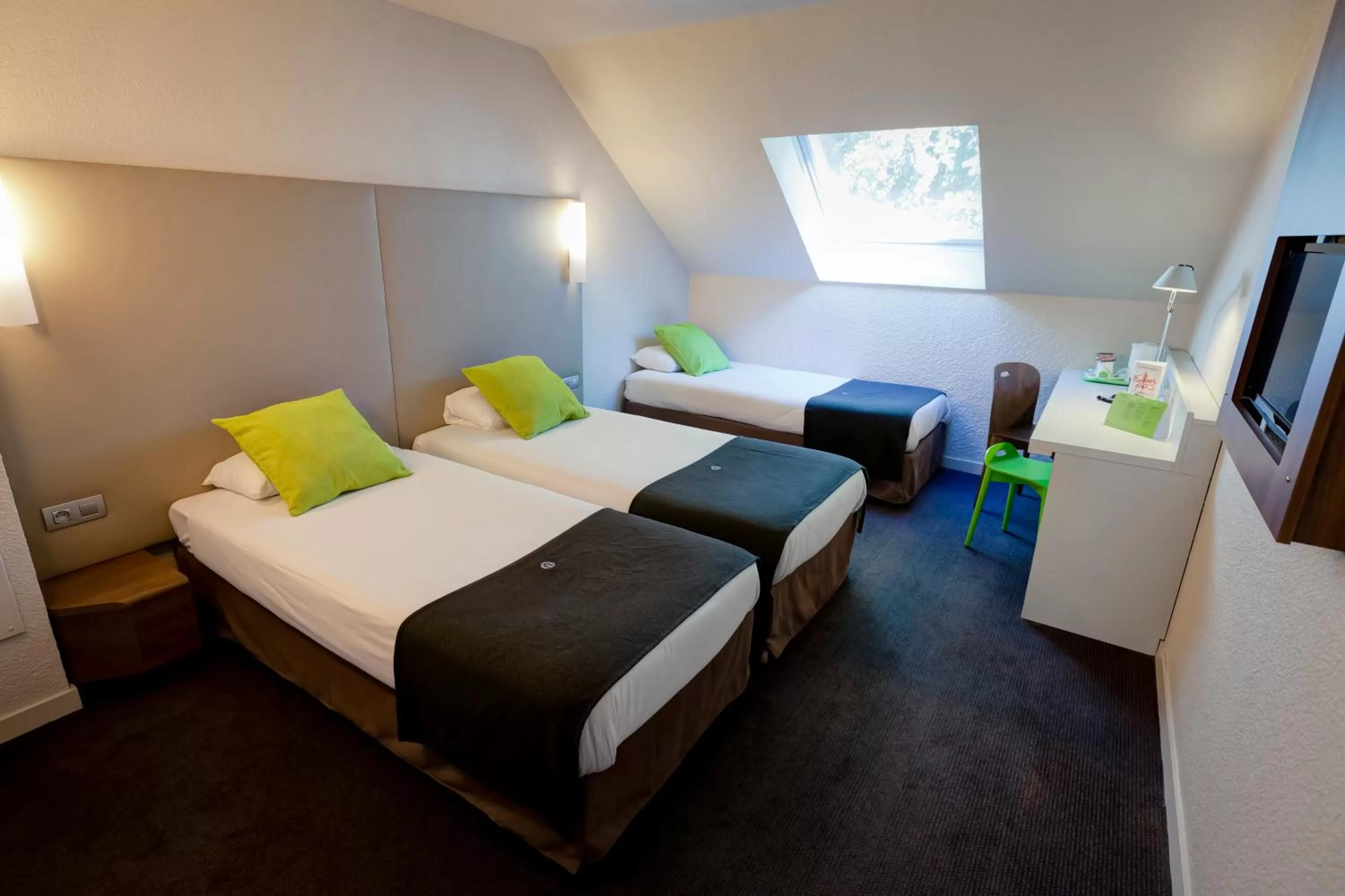 Shower, Bed in Campanile Genève - Ferney-Voltaire