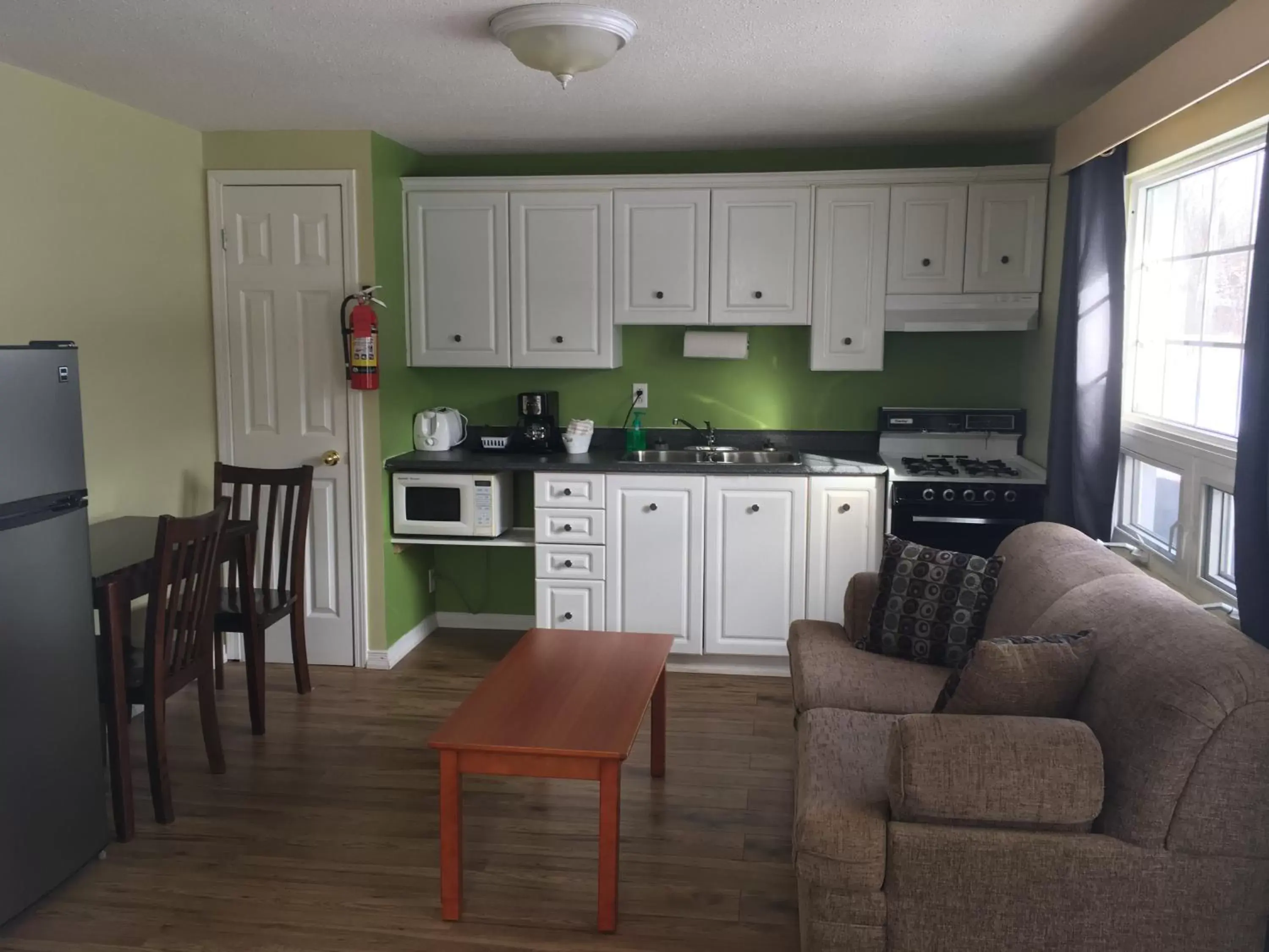 Kitchen/Kitchenette in Lakeshore Suites