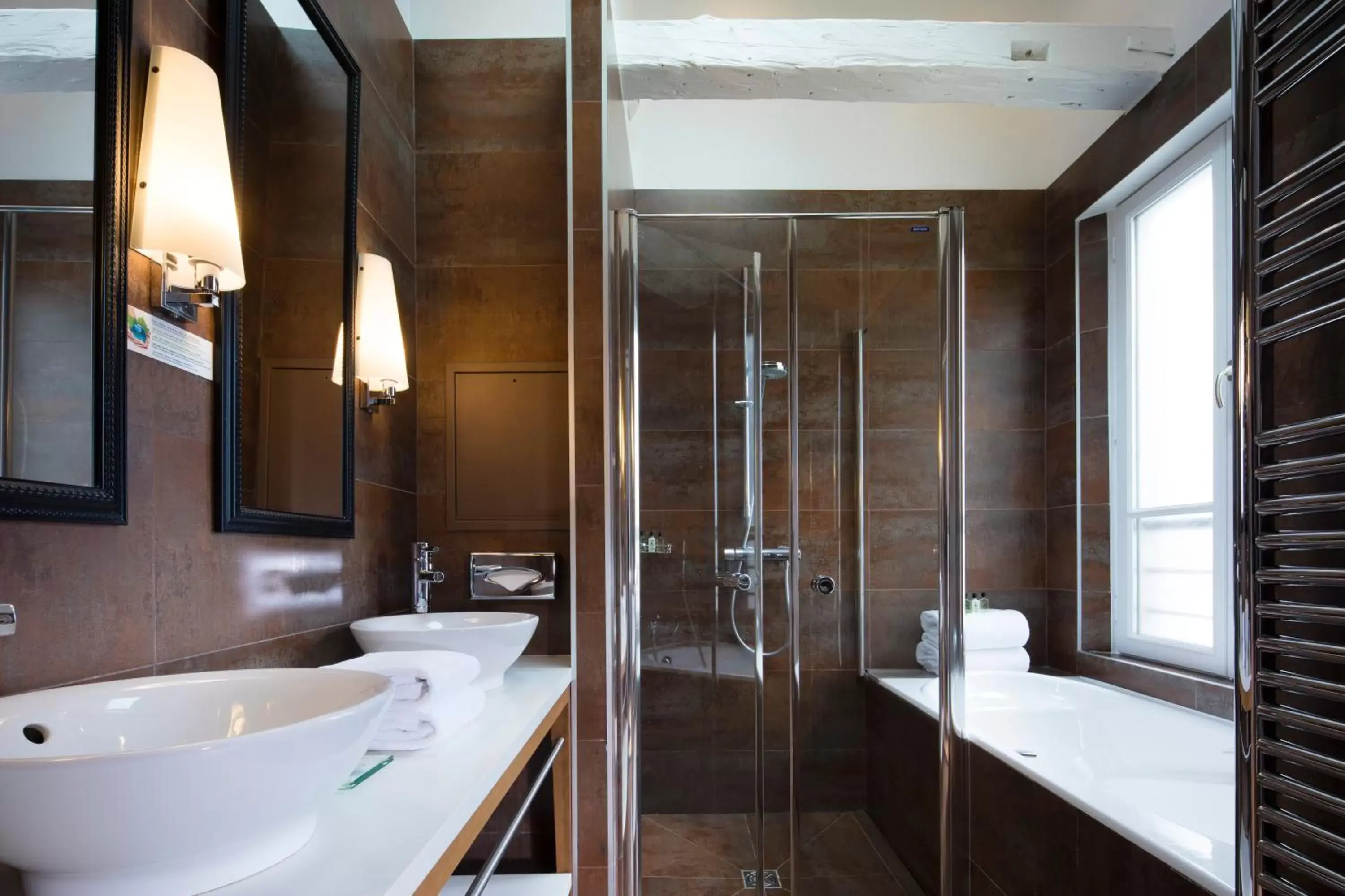 Bathroom in Hotel Le Six