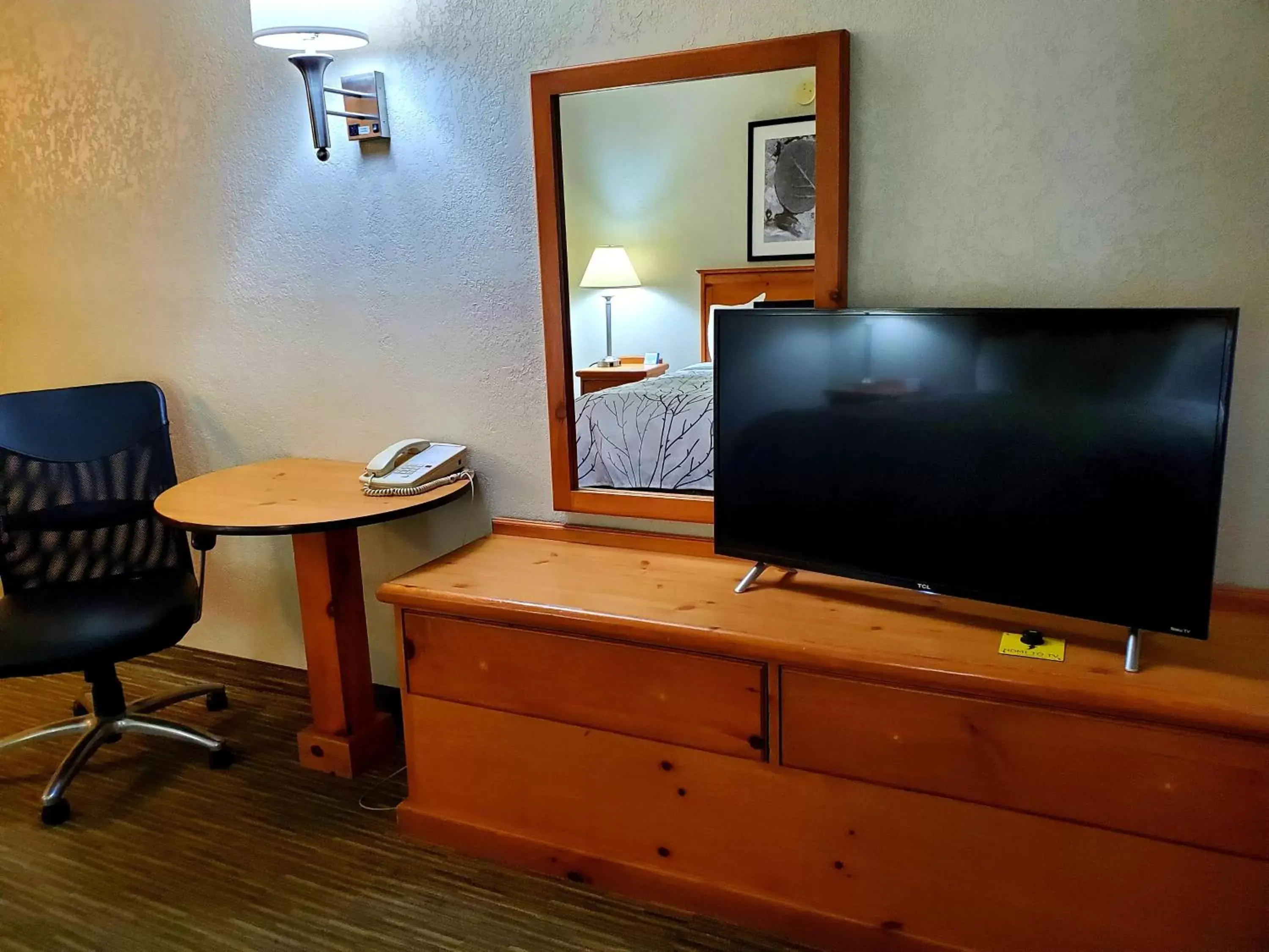 Bedroom, TV/Entertainment Center in Days Inn and Suites by Wyndham Downtown Missoula-University