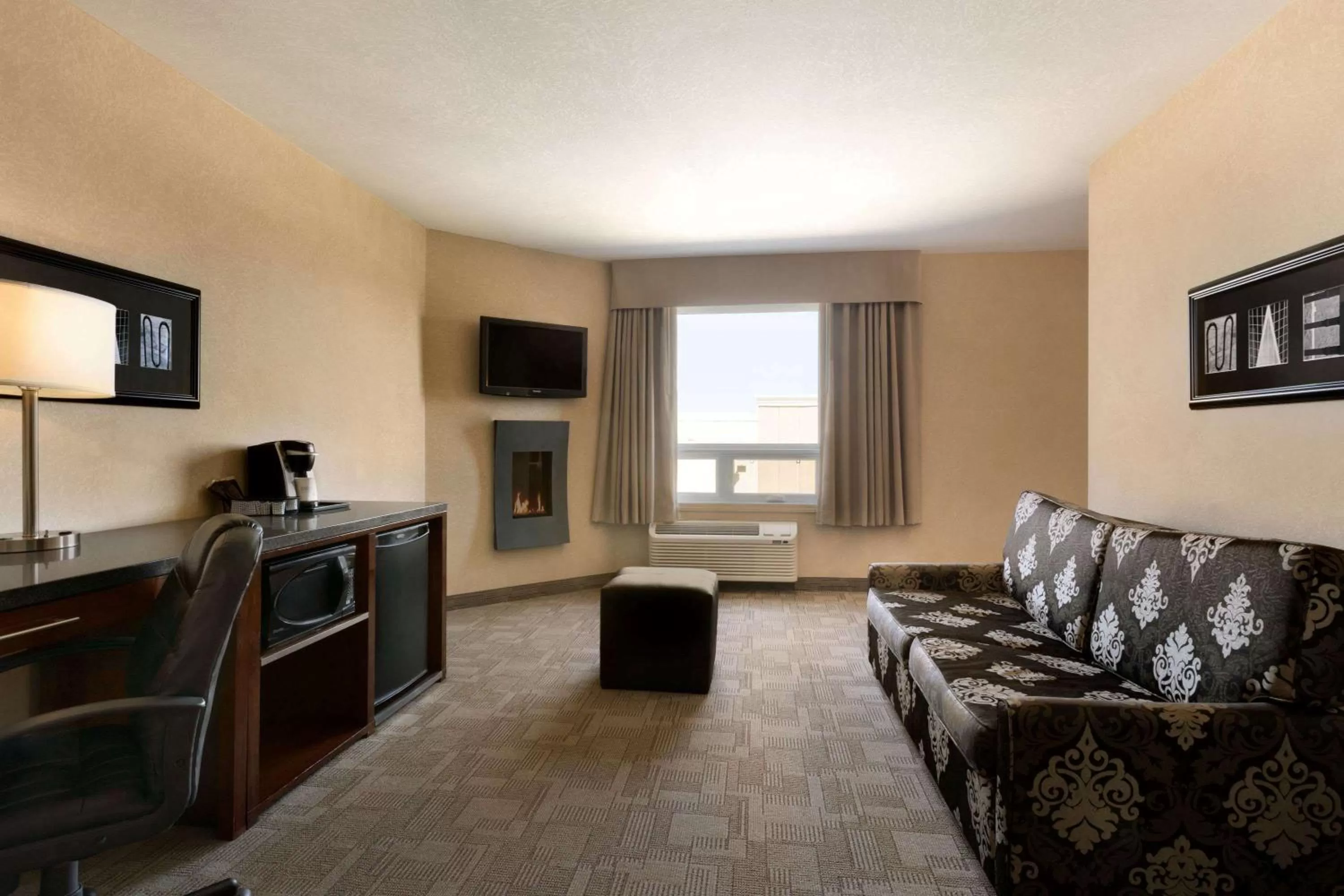 Photo of the whole room in Days Inn by Wyndham Regina Airport West