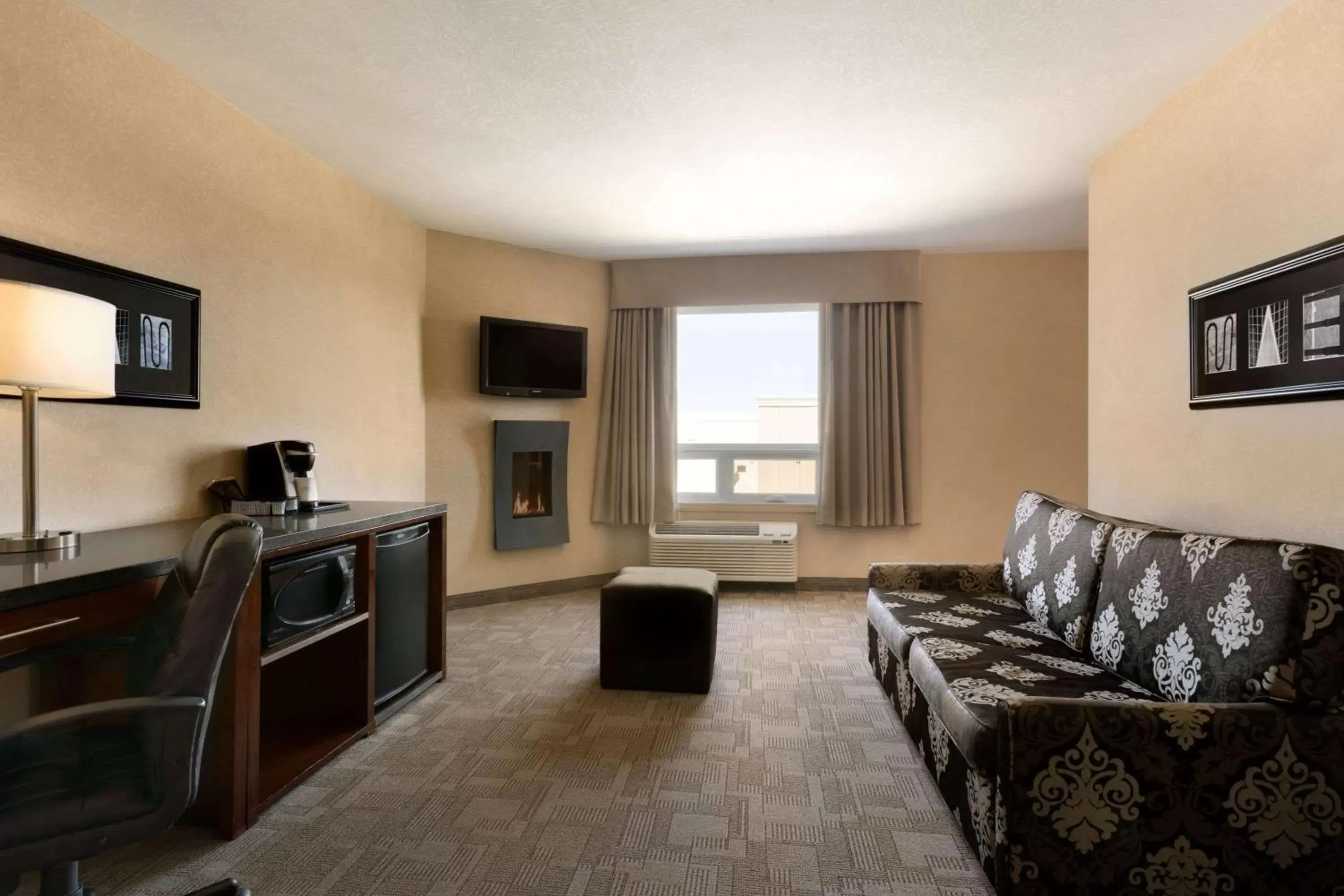 Photo of the whole room, Seating Area in Days Inn by Wyndham Regina Airport West