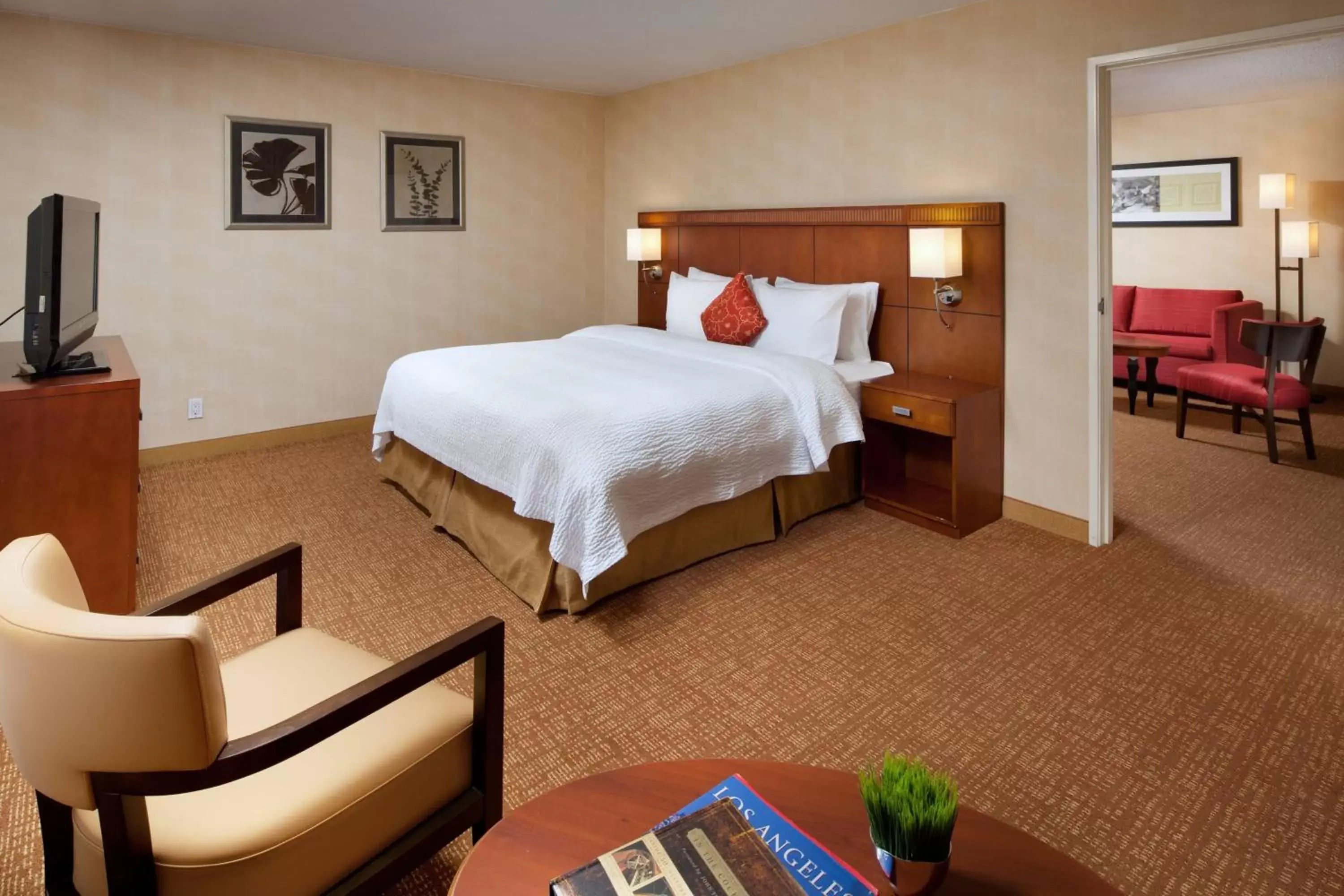 Photo of the whole room, Bed in Courtyard by Marriott Baldwin Park
