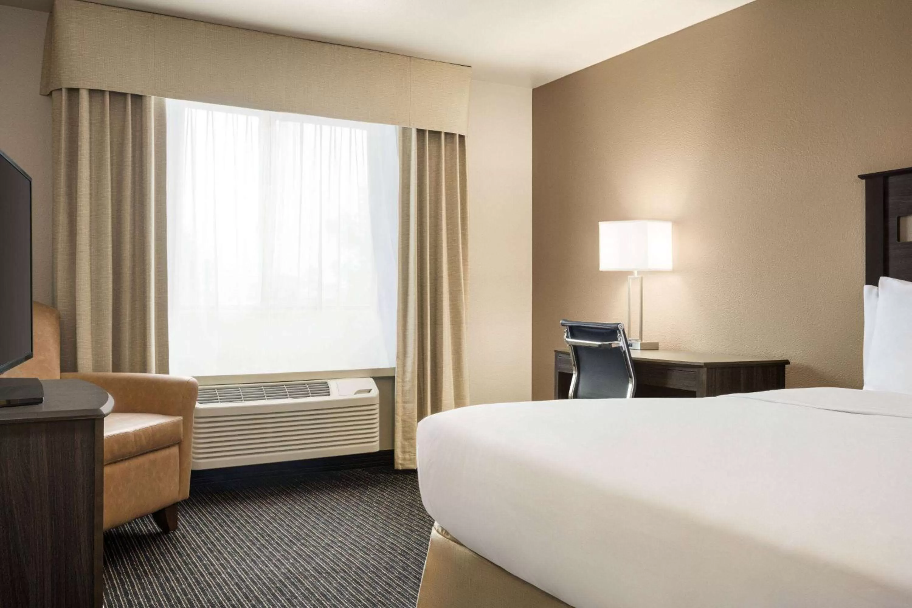 Photo of the whole room, Bed in Baymont by Wyndham Hearne