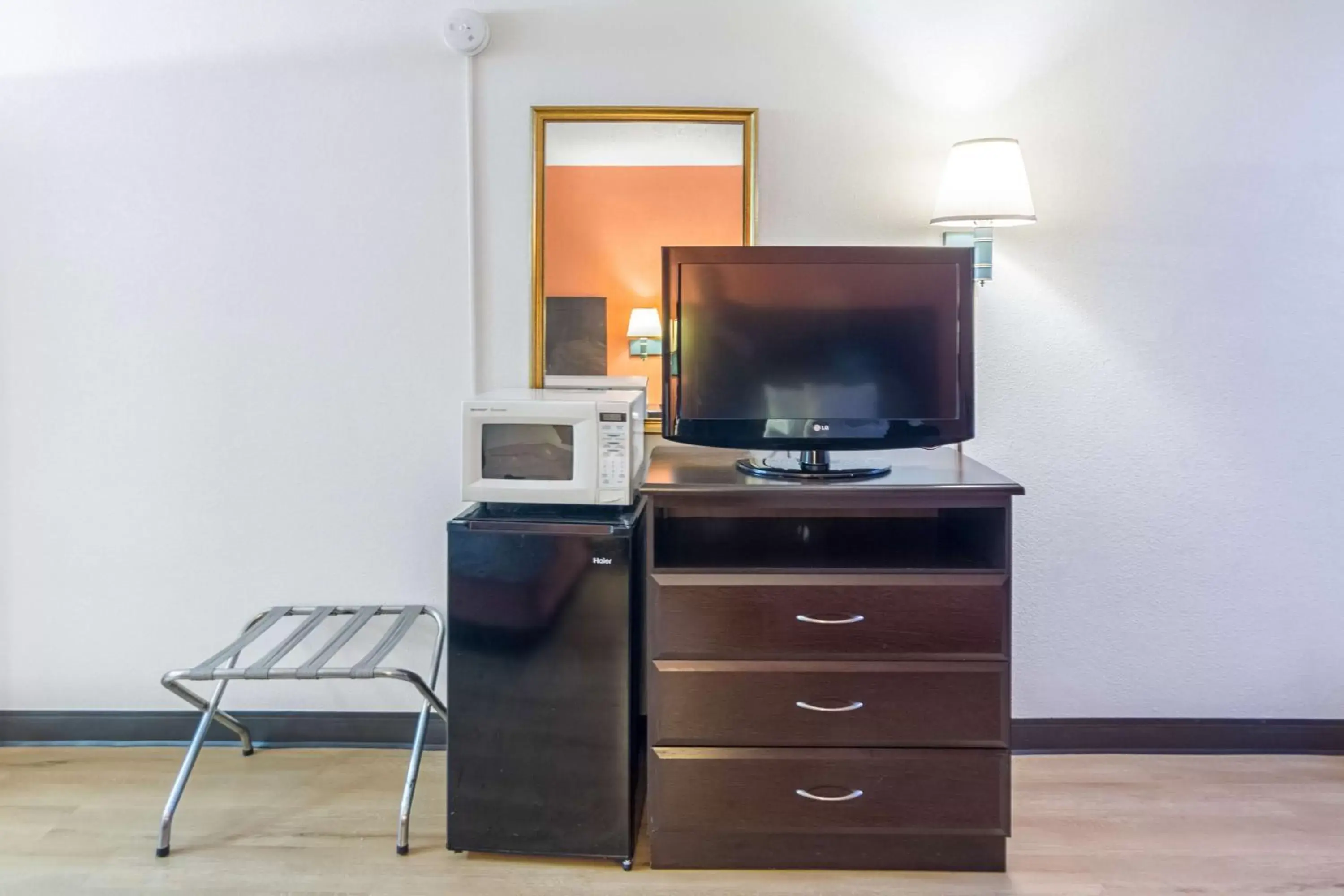 TV and multimedia, TV/Entertainment Center in Motel 6-Groton, CT - Casinos nearby