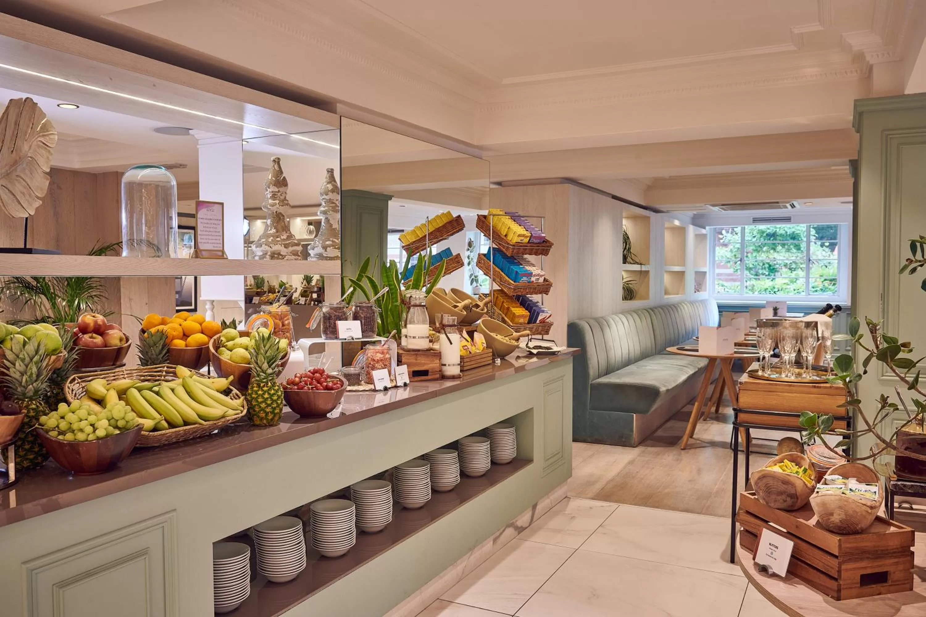 Restaurant/places to eat in Melia White House Hotel