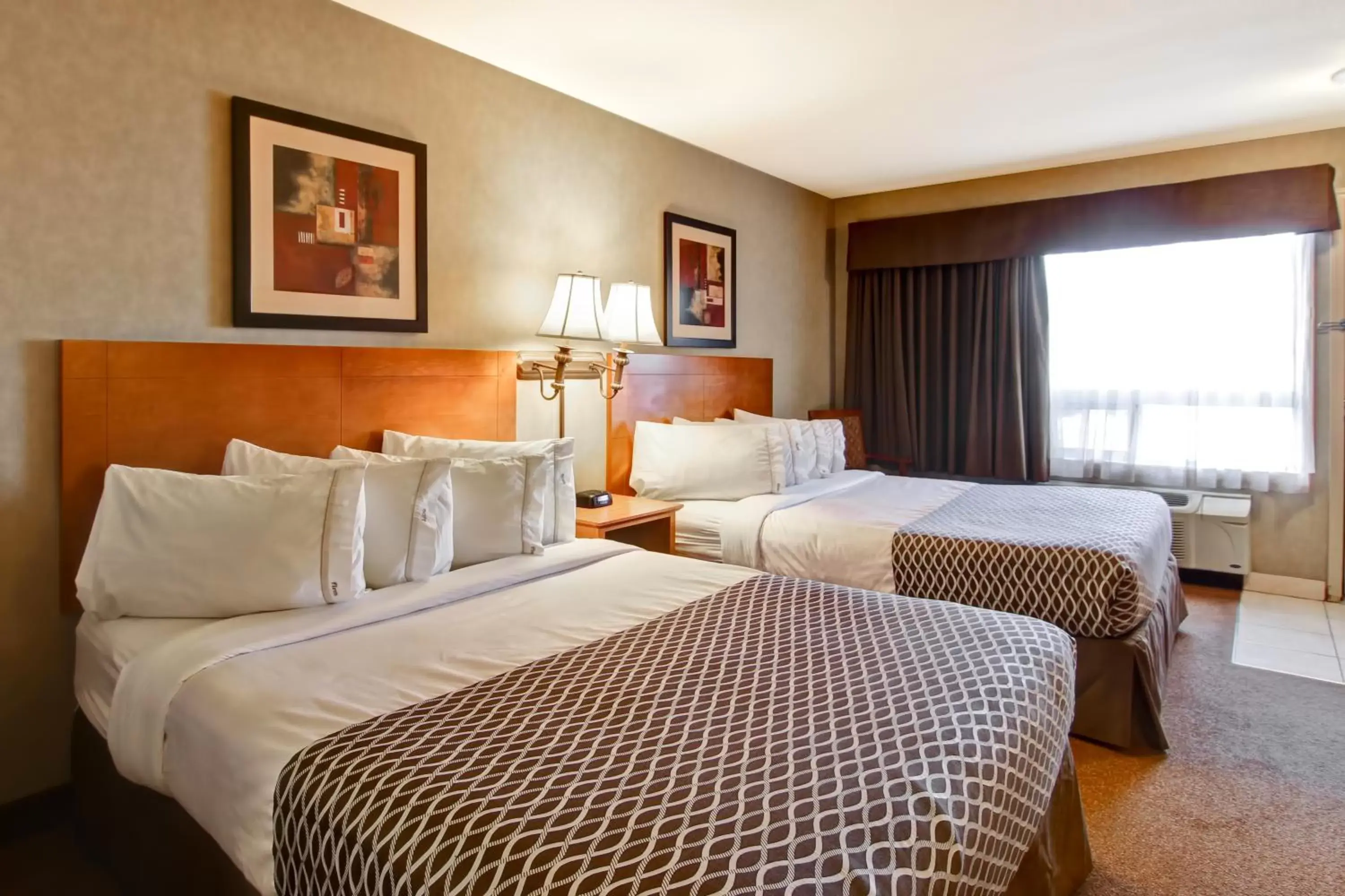 Swimming pool, Bed in Ramada by Wyndham Ponoka Swimming pool, Bed in Ramada by Wyndham Ponoka