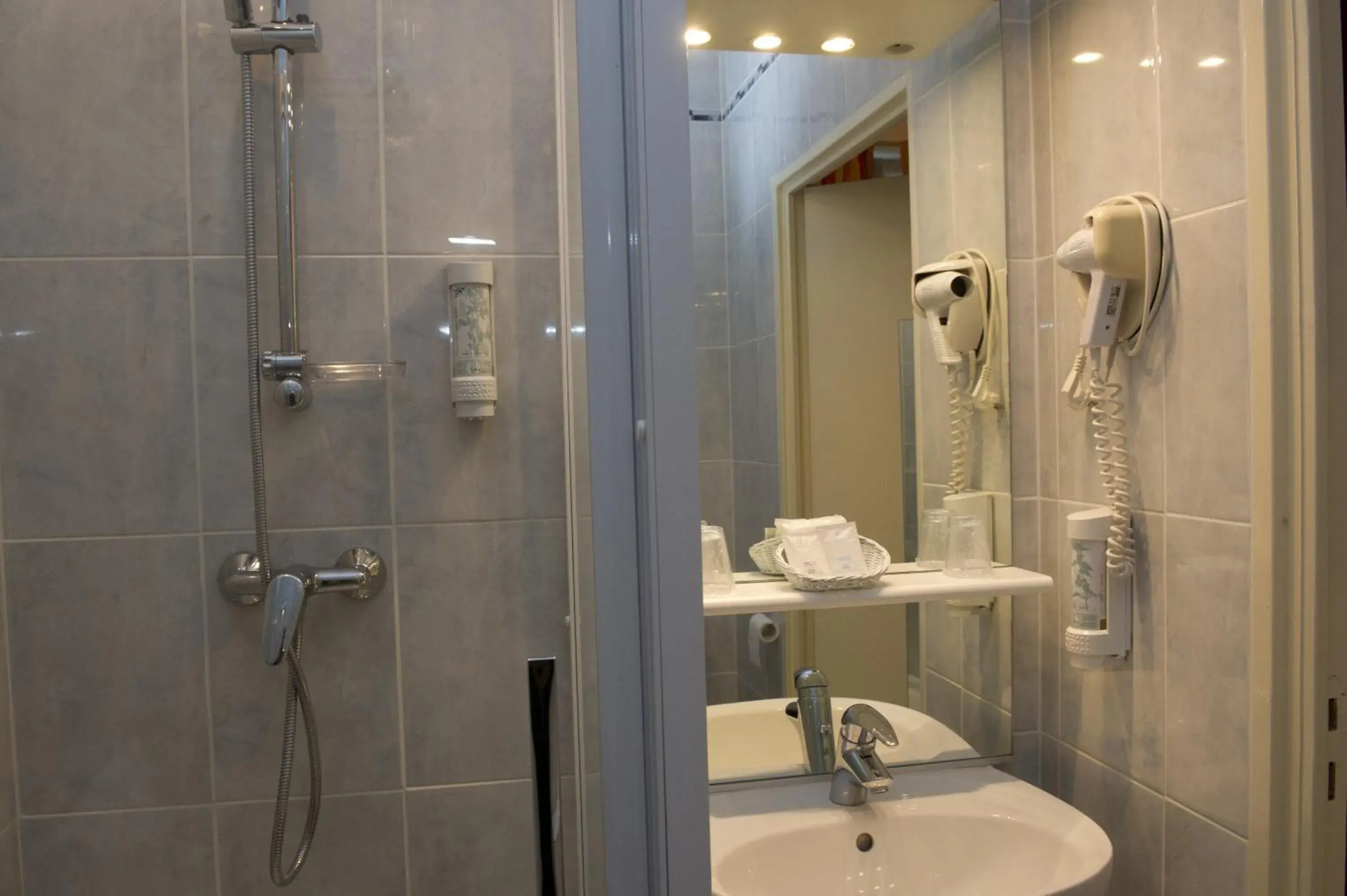 Shower, Bathroom in Hôtel Restaurant Des Remparts