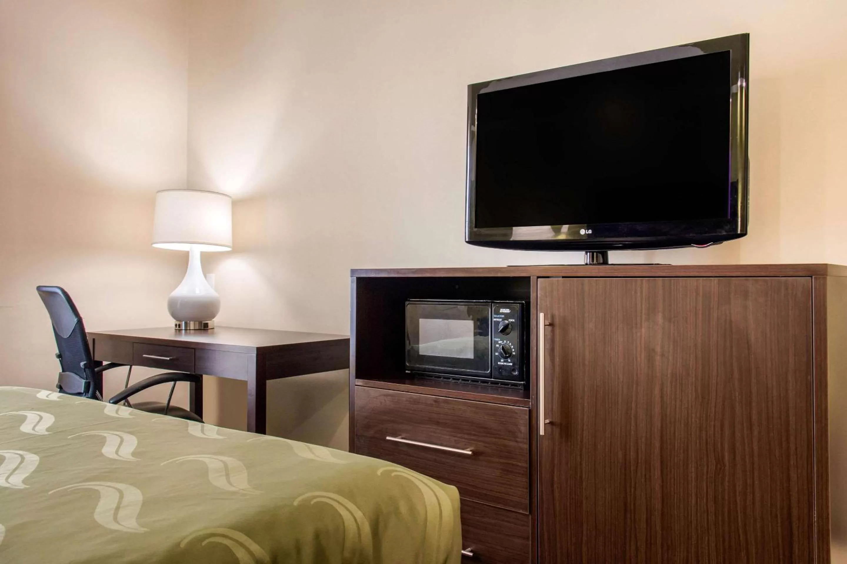 King Suite - Accessible/Non-Smoking in Quality Inn Pooler - Savannah I-95