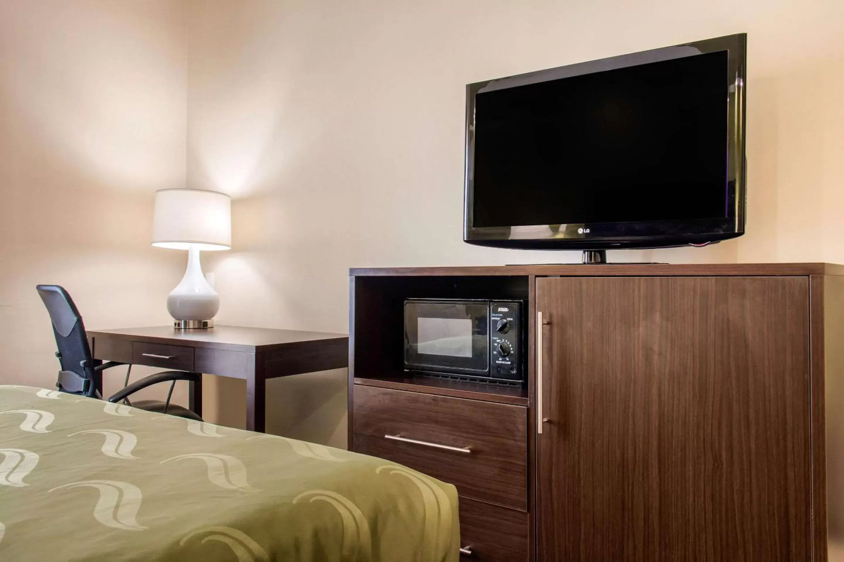 Photo of the whole room, TV/Entertainment Center in Quality Inn Pooler - Savannah I-95