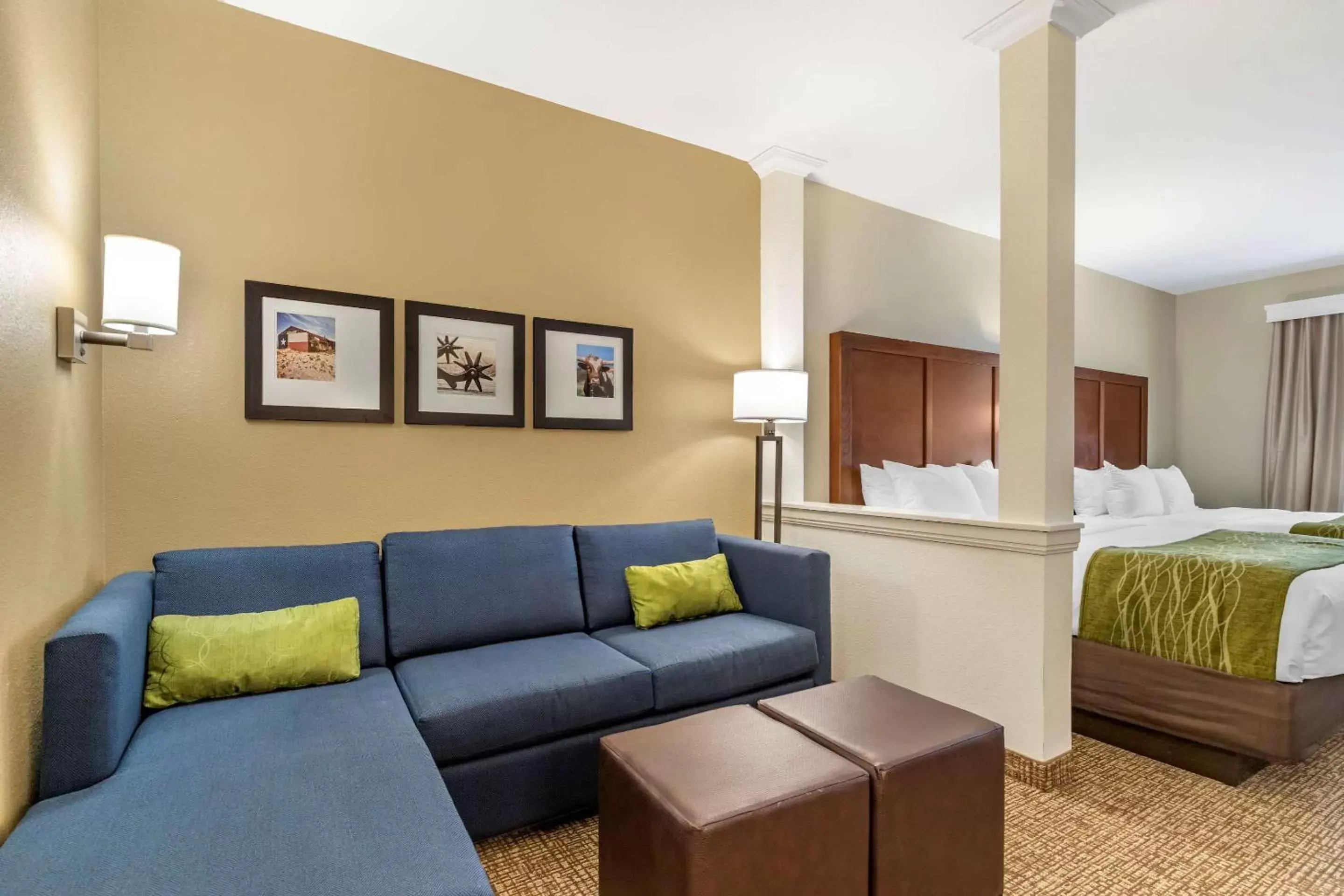 Photo of the whole room, Seating Area in Comfort Suites San Antonio Ft. Sam Houston/SAMMC Area