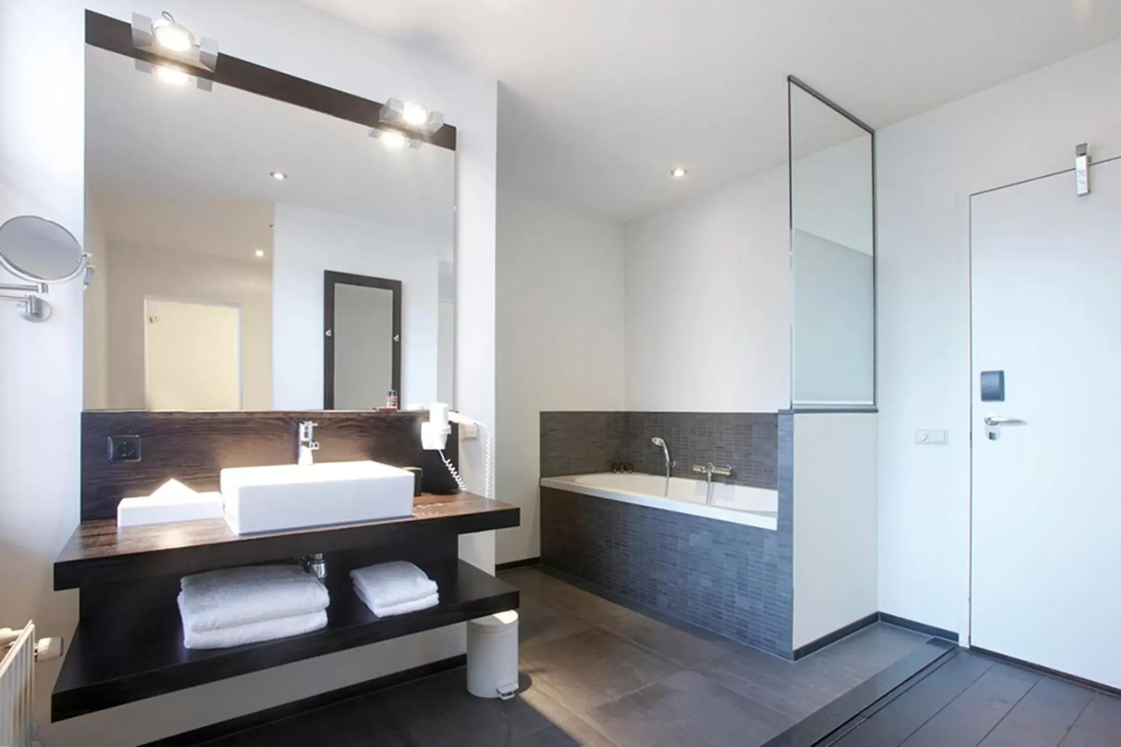 Photo of the whole room, Bathroom in BEAUMONT Maastricht