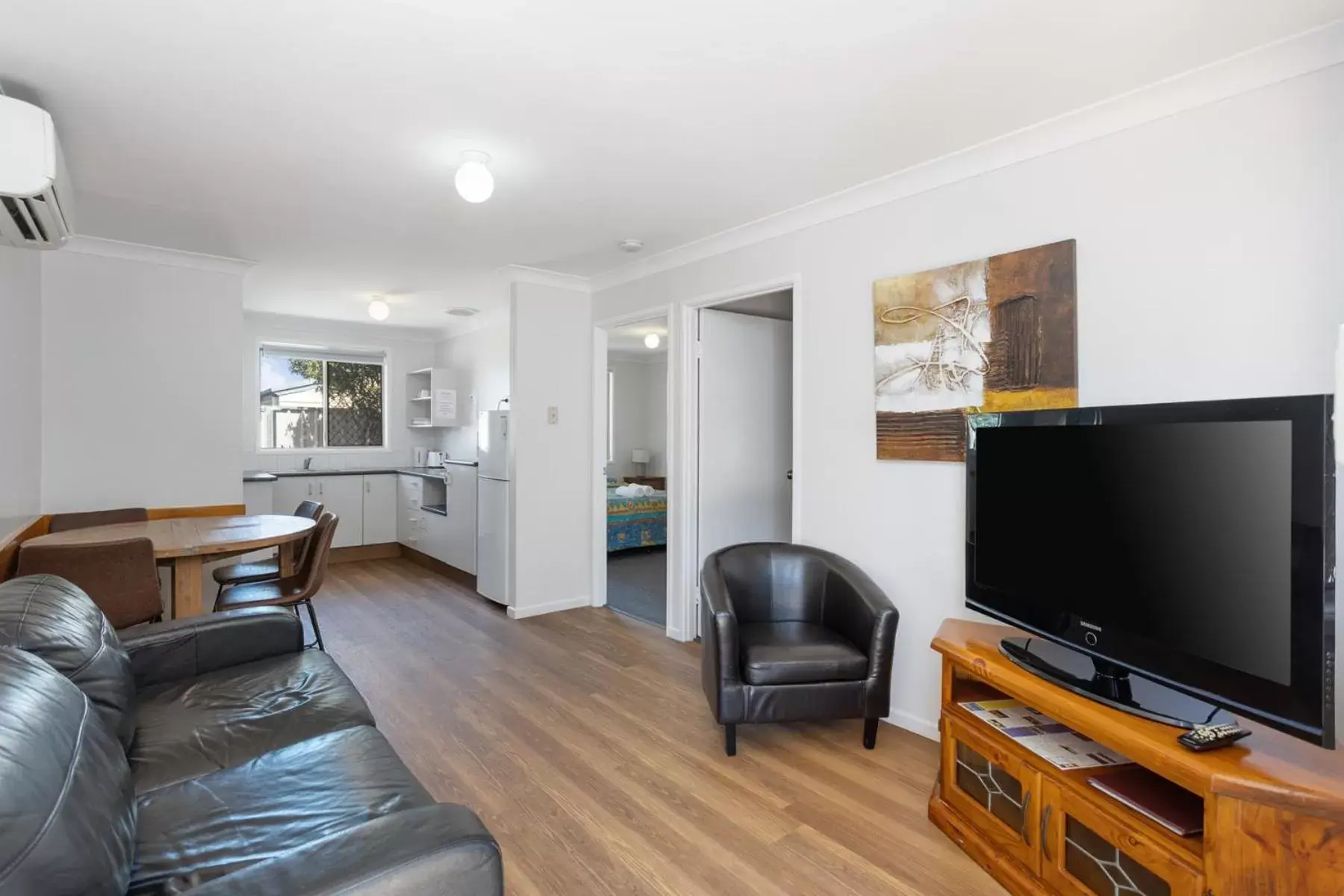 Kitchen or kitchenette, TV/Entertainment Center in Apollo Lodge