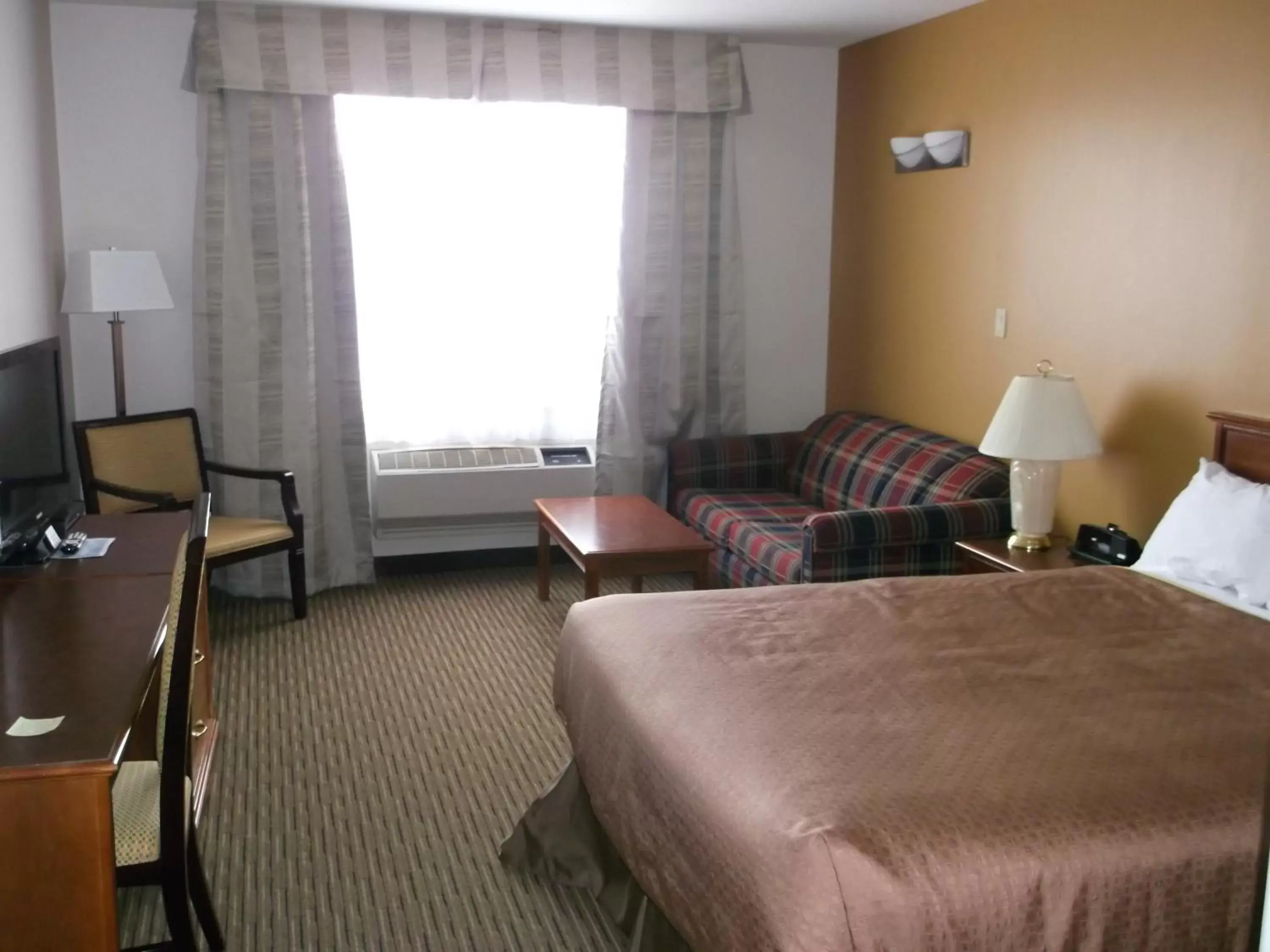 Photo of the whole room, Bed in Foxwood Inn and Suites