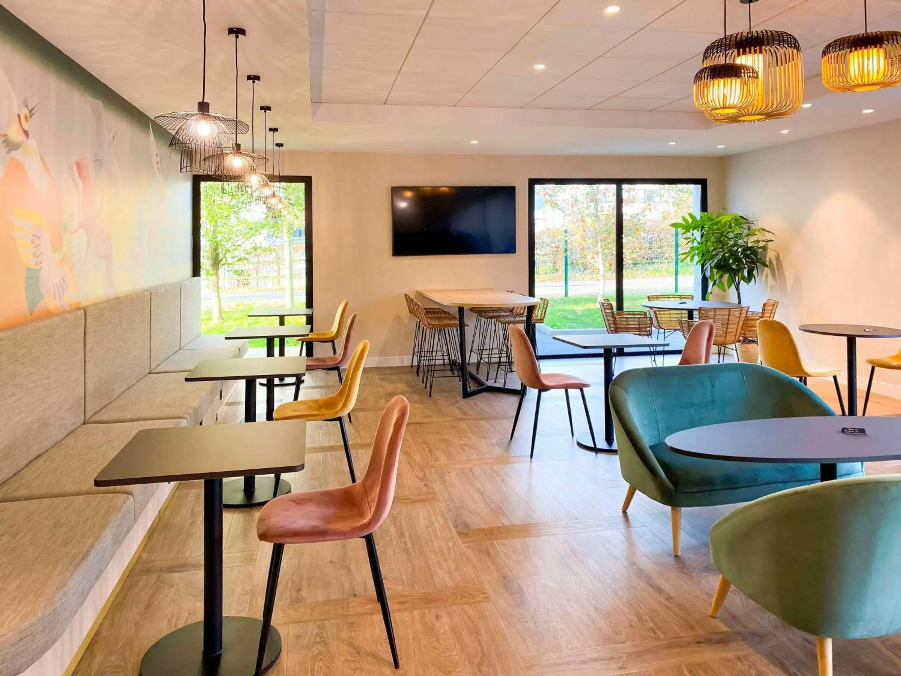 Property building, Lounge/Bar in ibis Styles Rennes Cesson