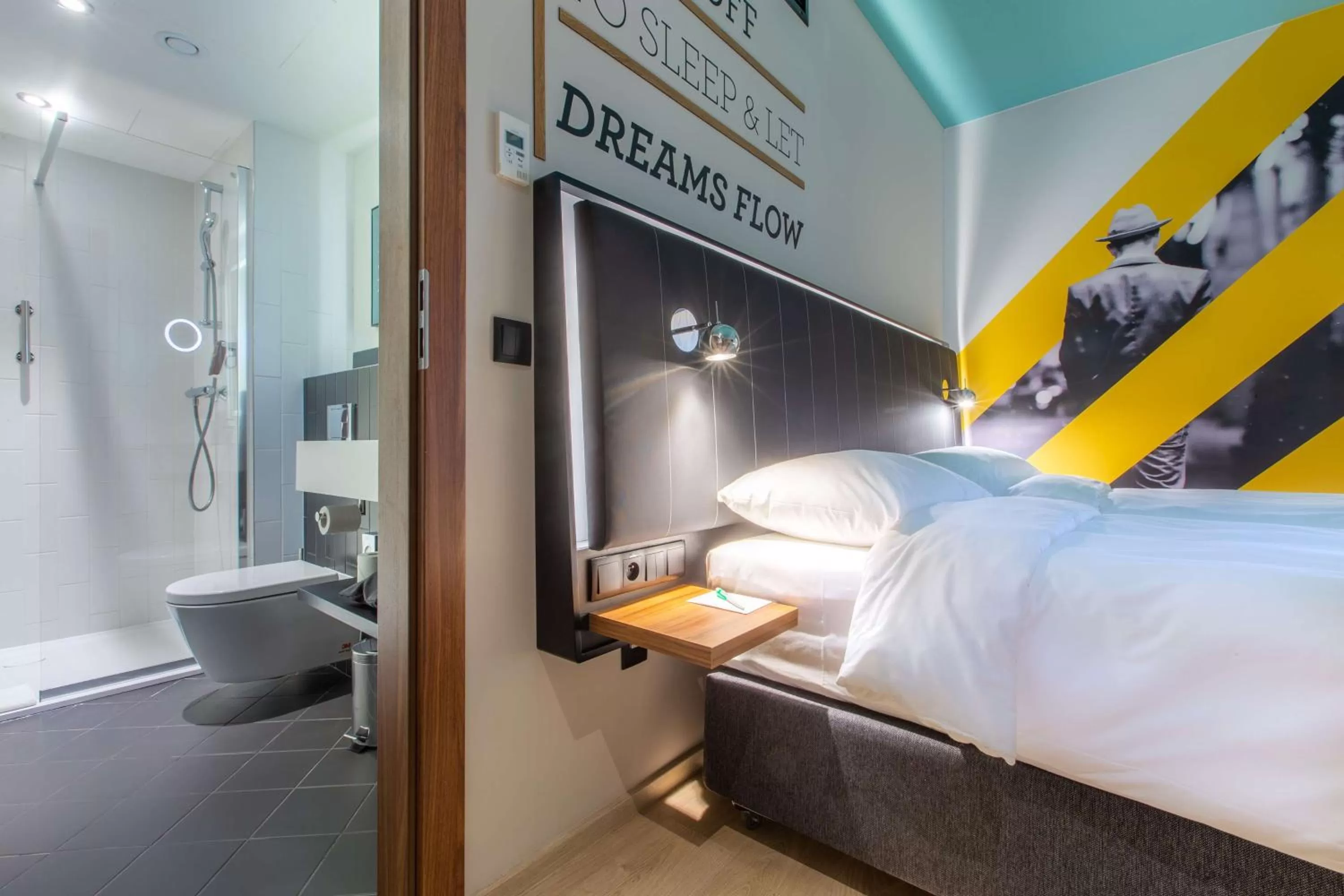 Bathroom, Bed in Park Inn by Radisson Poznan