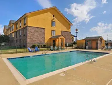 Swimming pool, Property Building in Super 8 by Wyndham Texarkana AR